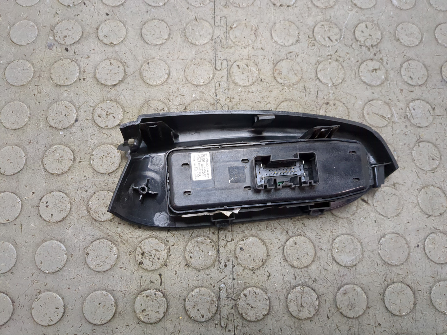 Кнопка стеклоподъемника