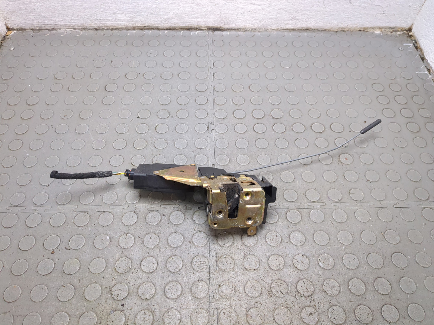 Замок двери передней правой