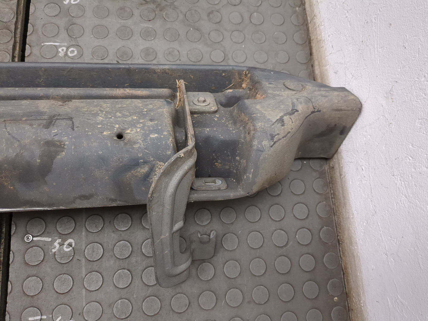 Подножка левая