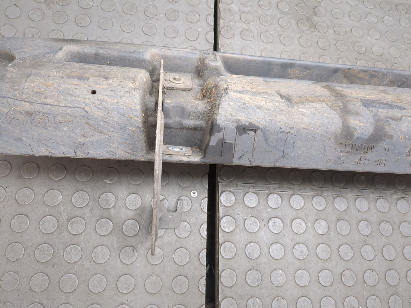 Подножка левая