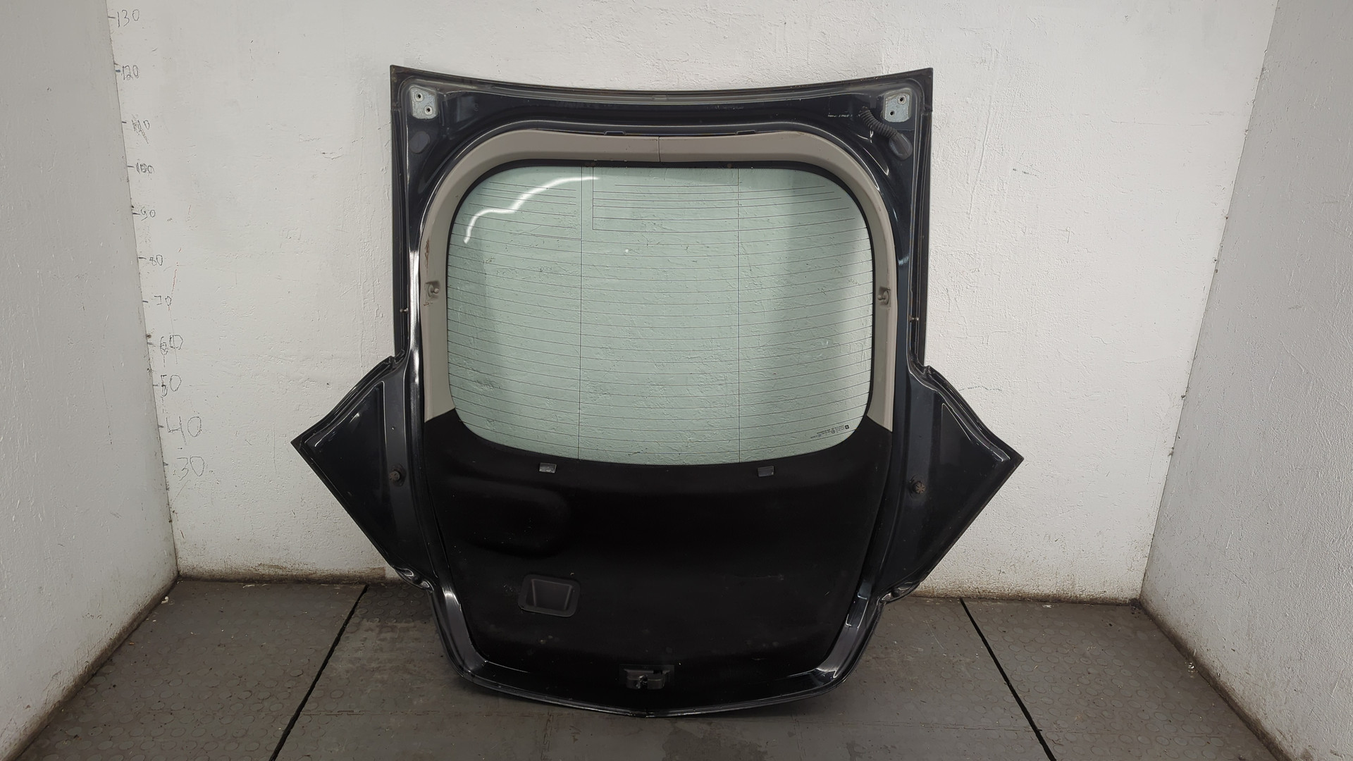 Дверь багажника