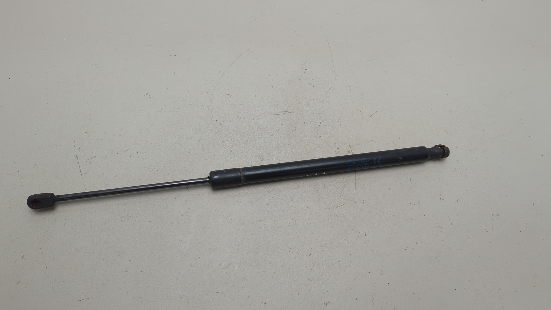 Амортизатор крышки багажника