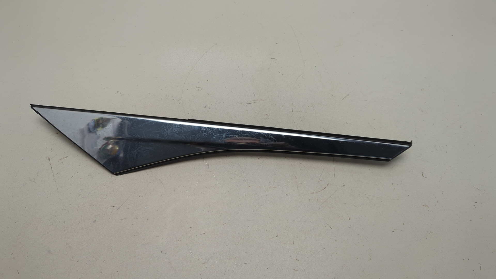 Молдинг заднего крыла правого