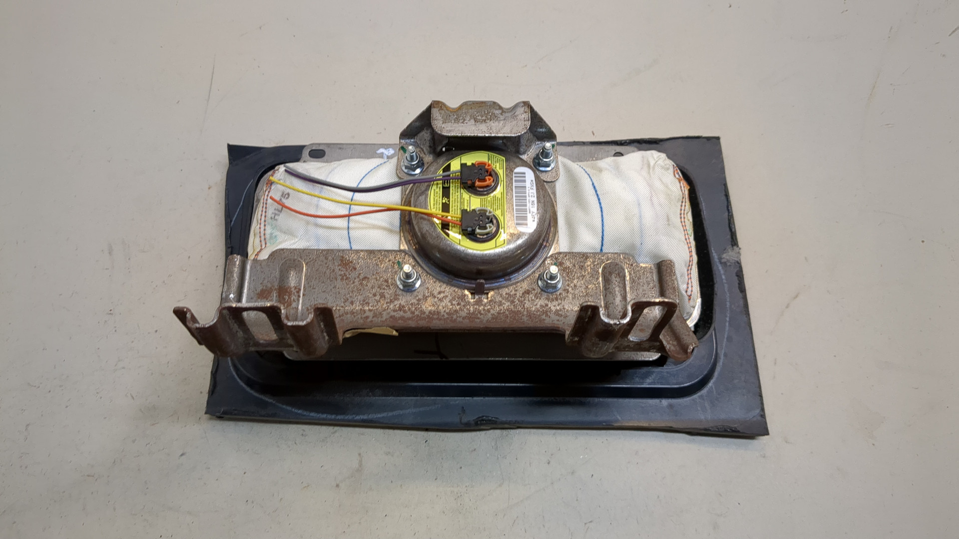 Подушка безопасности пассажирская (в торпедо)