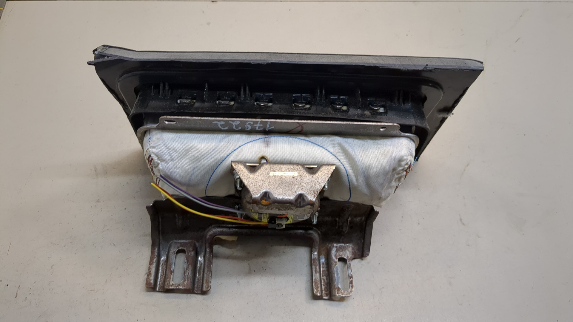 Подушка безопасности пассажирская (в торпедо)