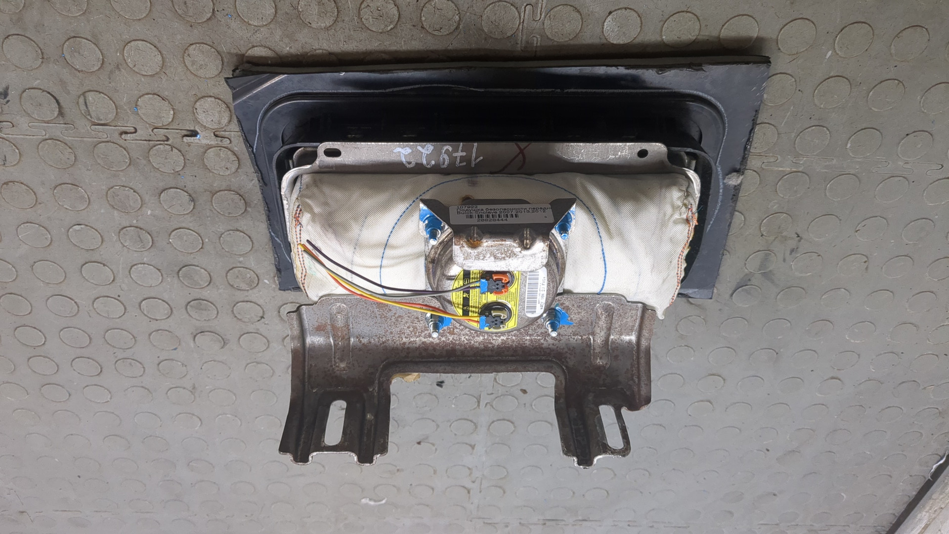 Подушка безопасности пассажирская (в торпедо)