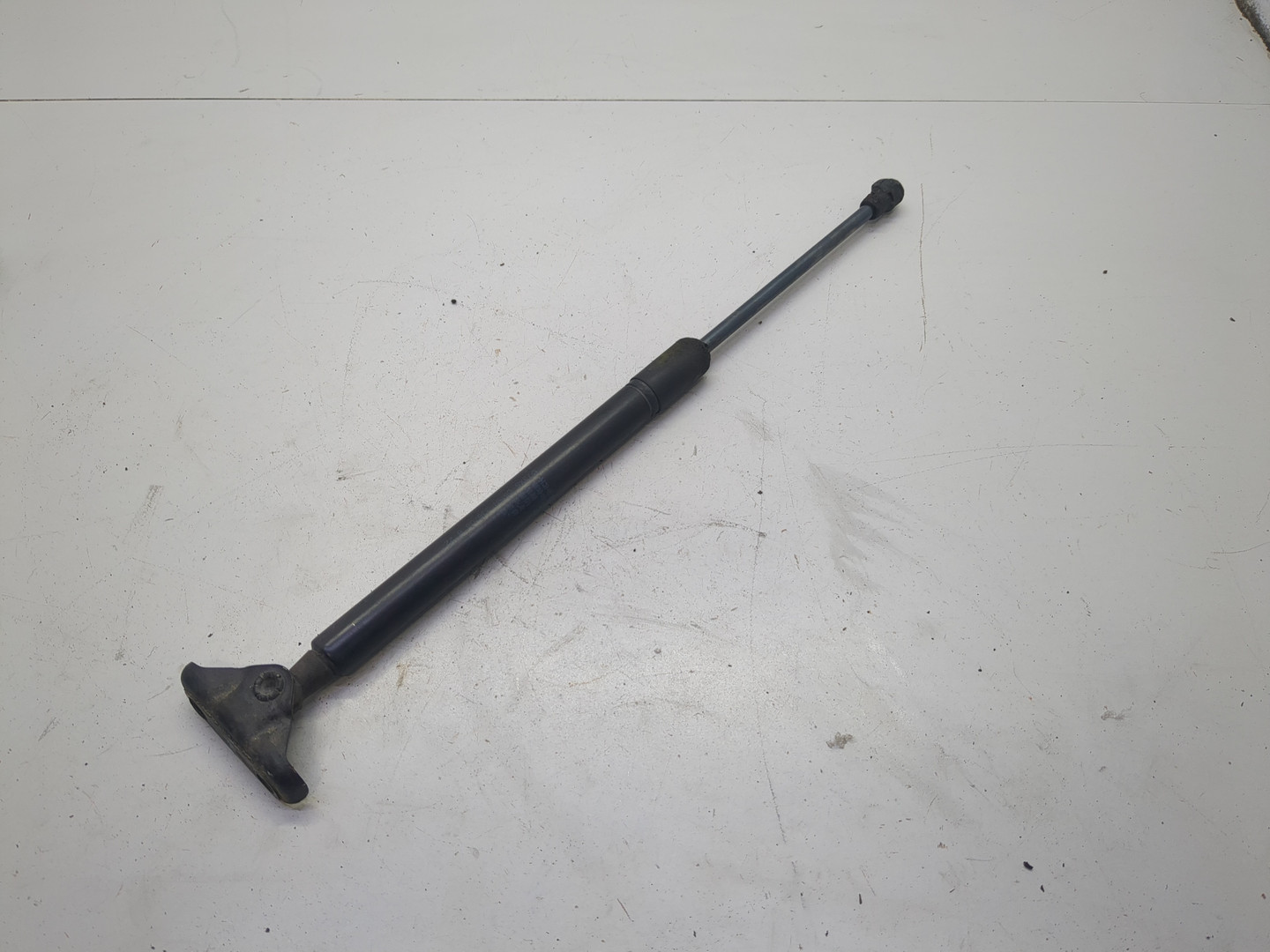 Амортизатор крышки багажника