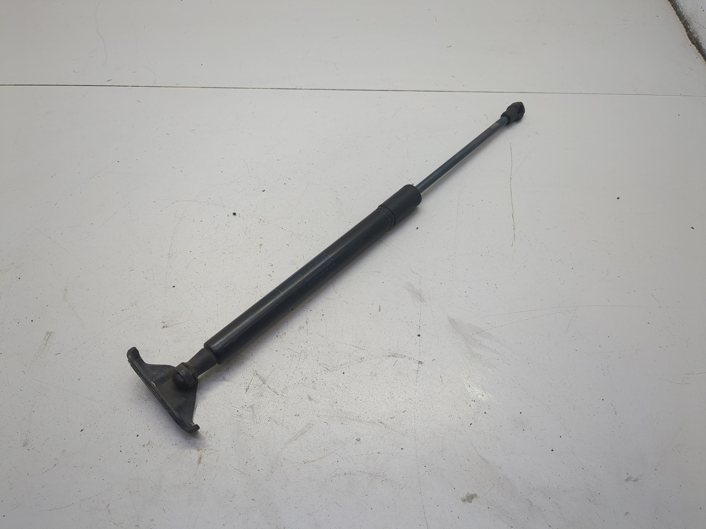 Амортизатор крышки багажника