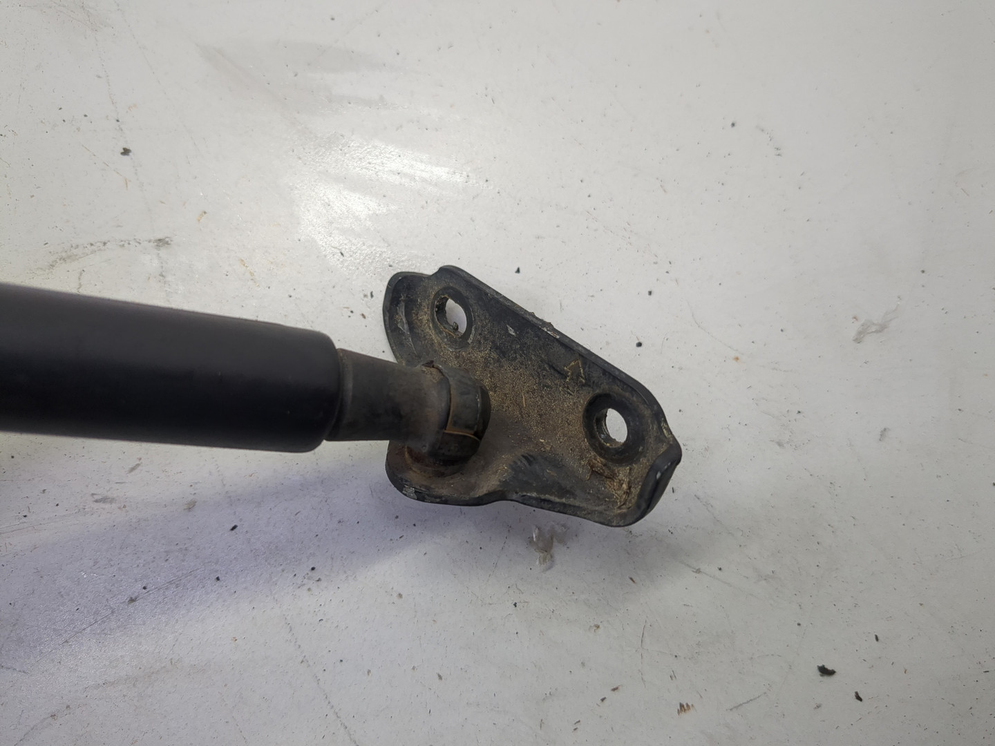 Амортизатор крышки багажника