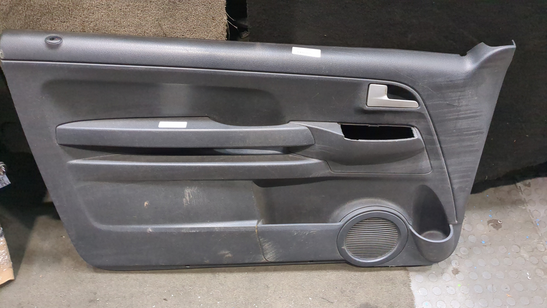 Обшивка двери передней левой