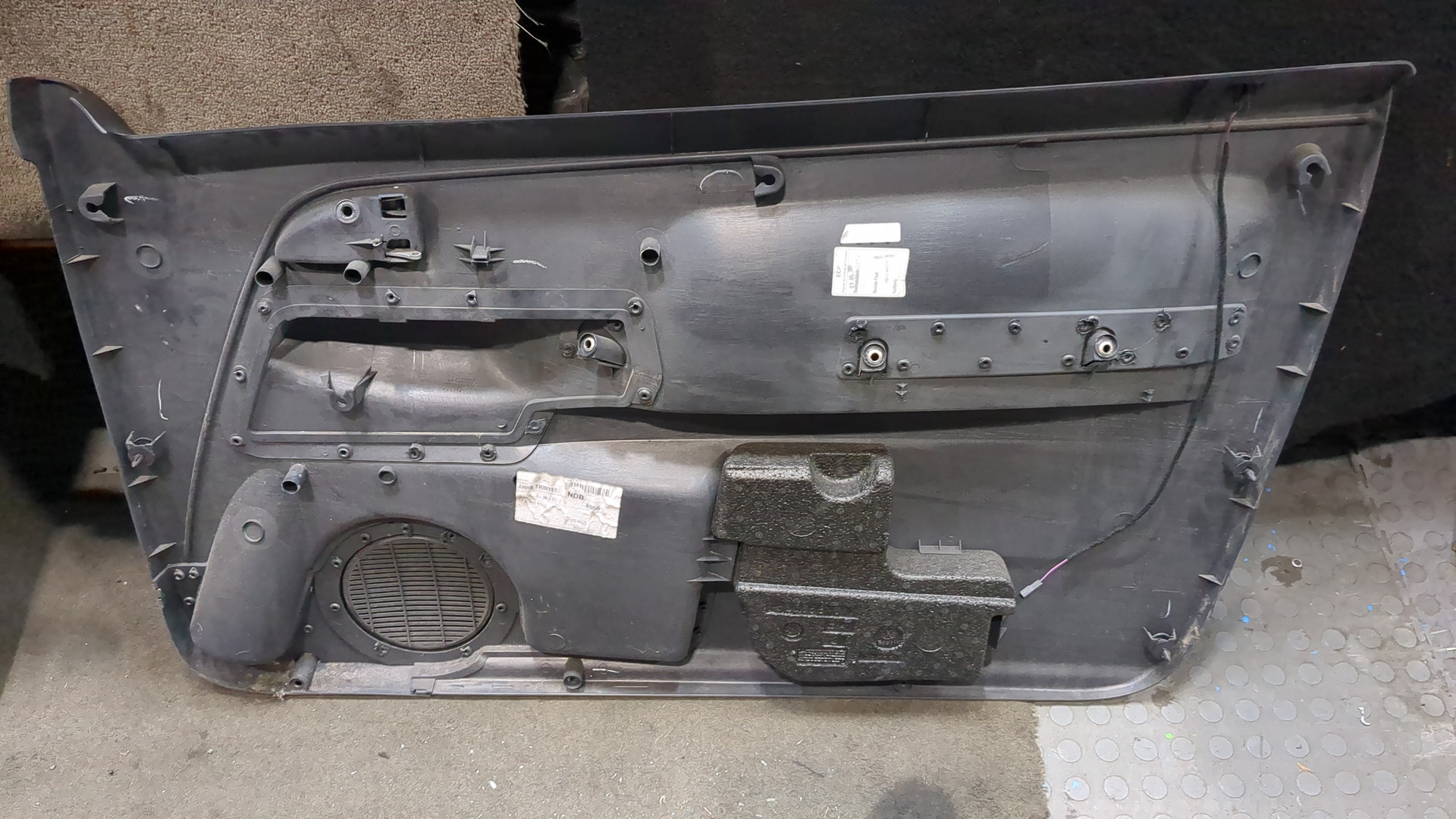 Обшивка двери передней левой