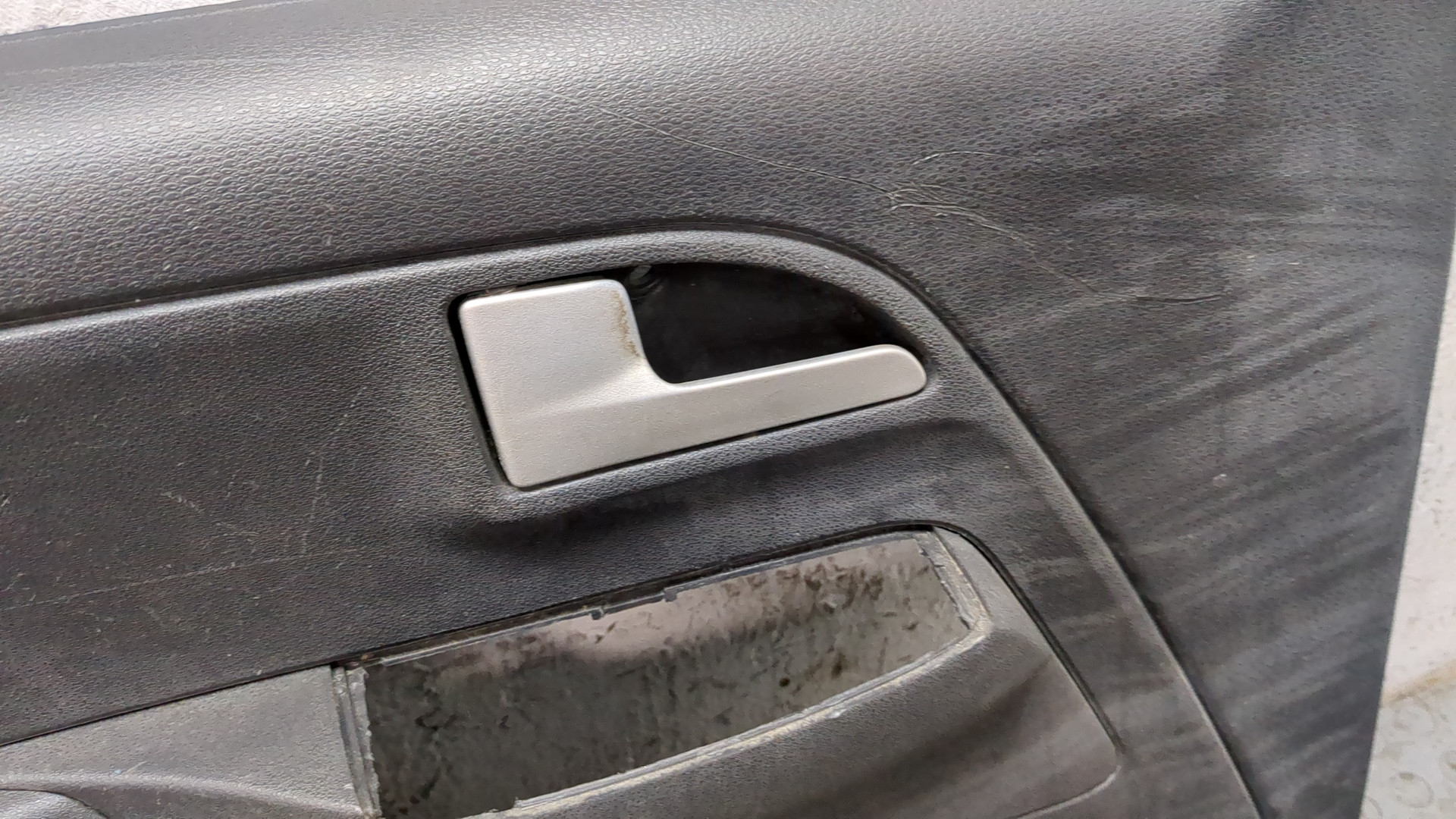 Обшивка двери передней левой