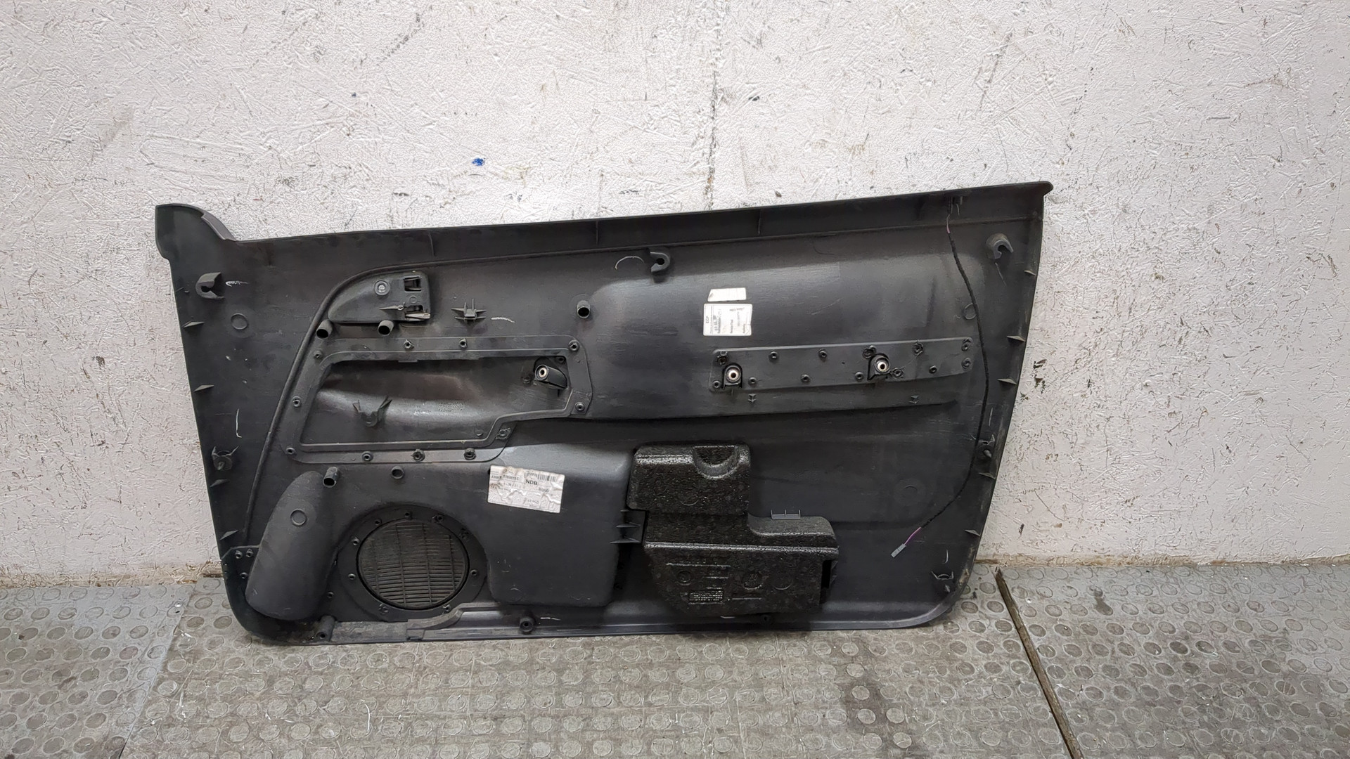 Обшивка двери передней левой