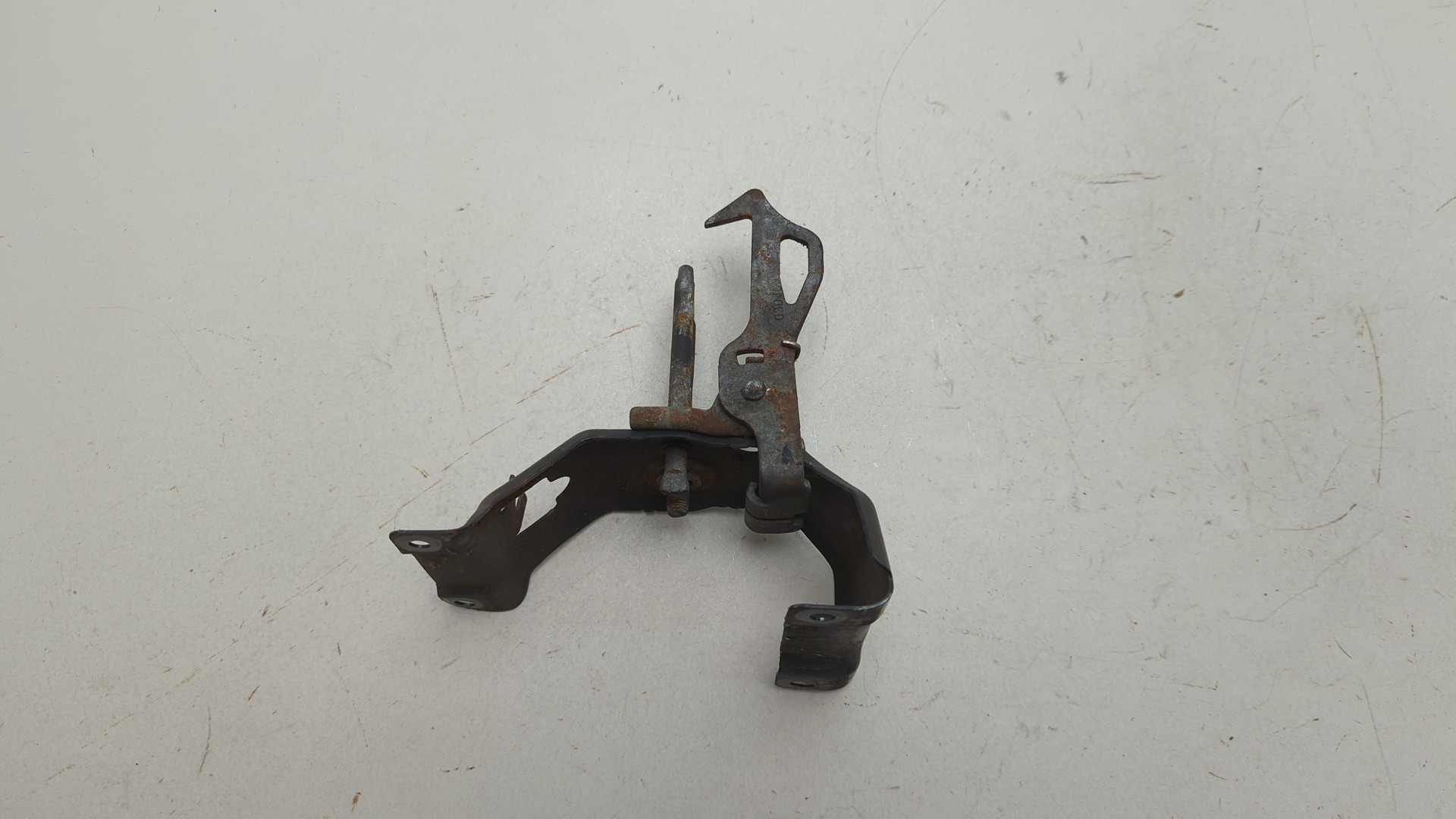 Замок капота