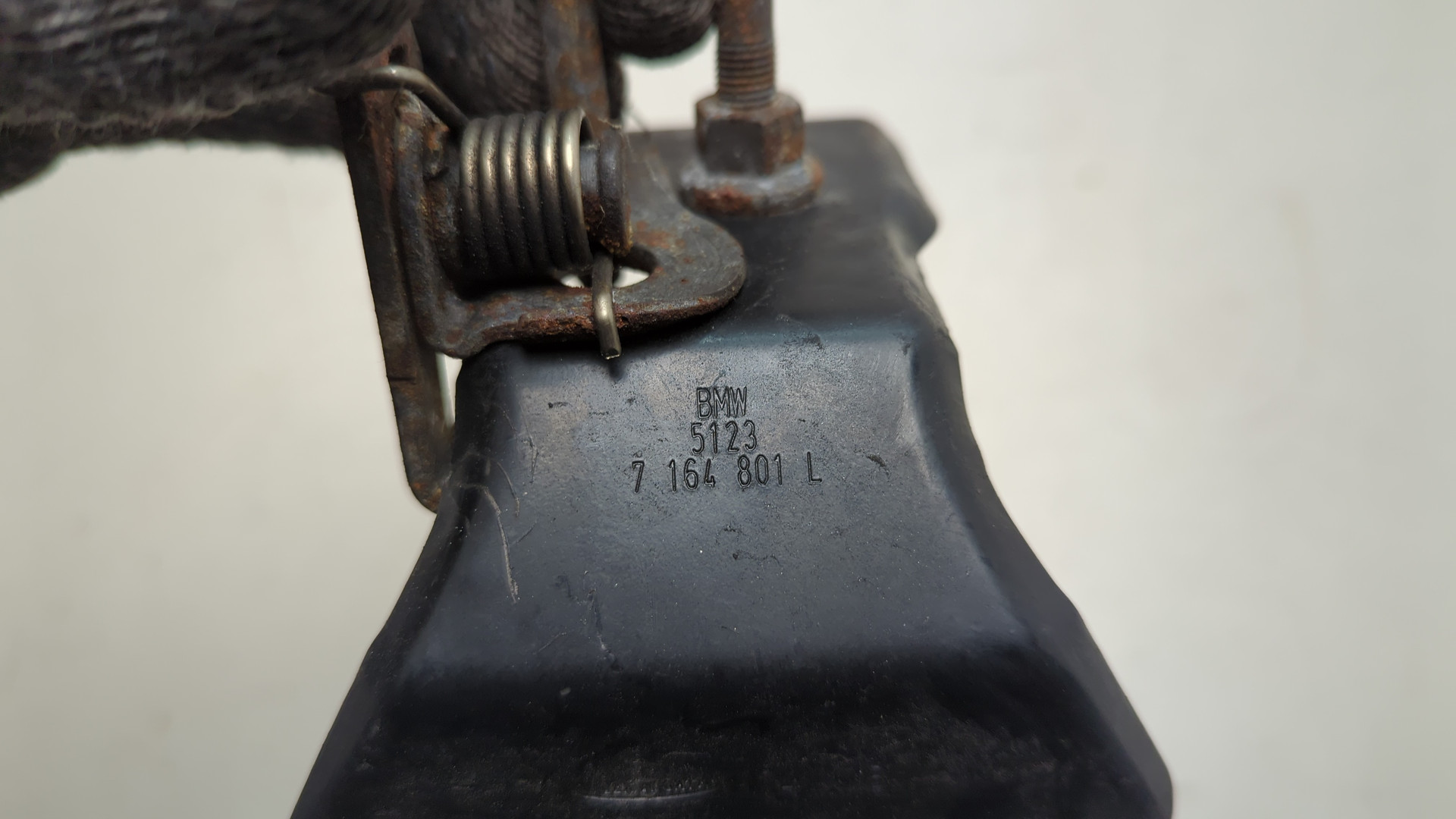 Замок капота