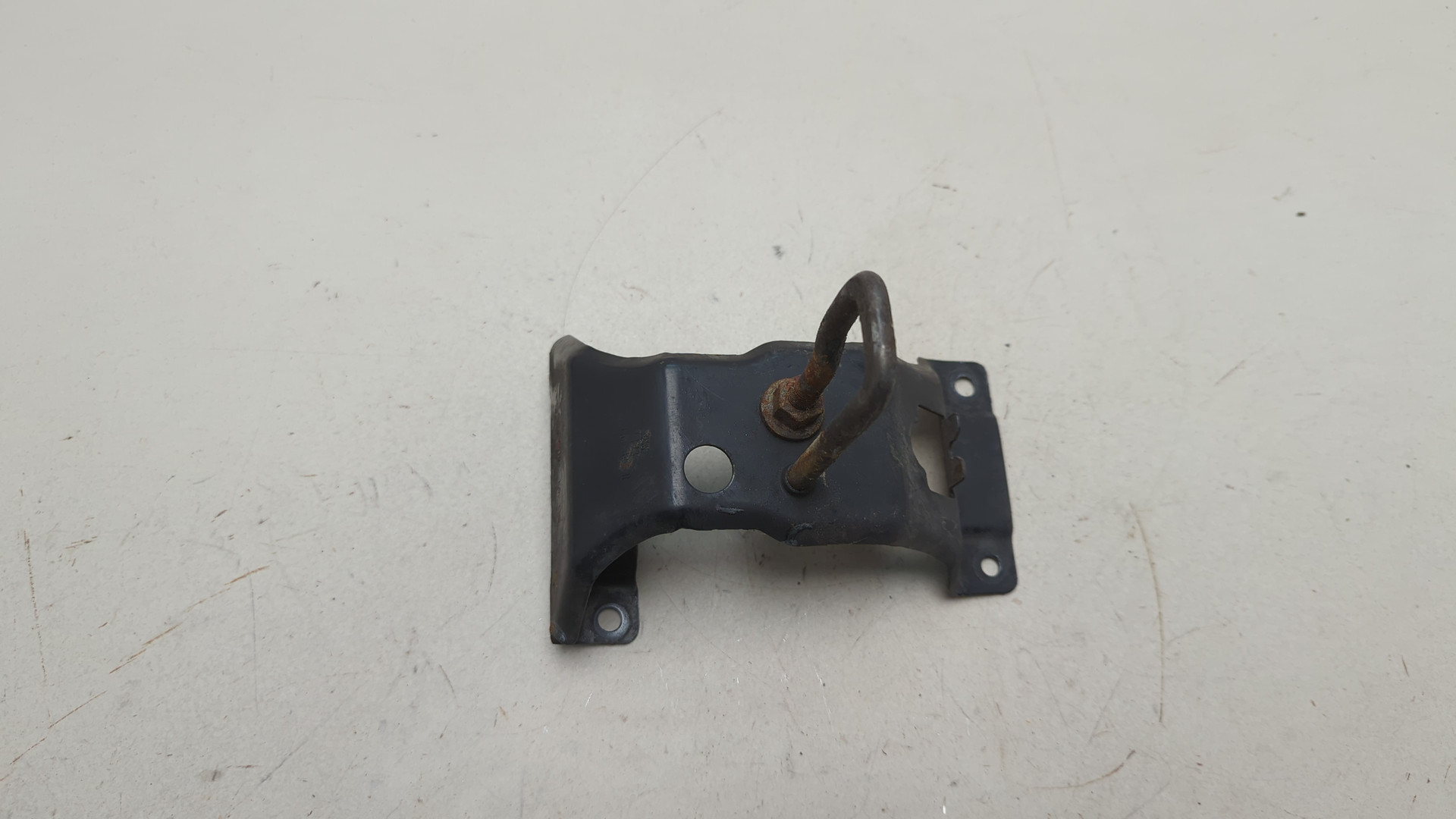 Замок капота