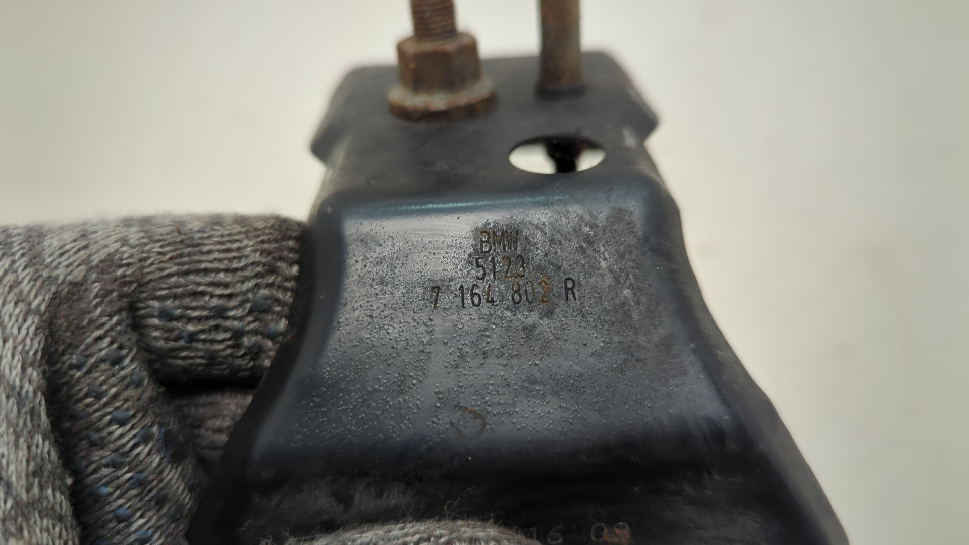 Замок капота