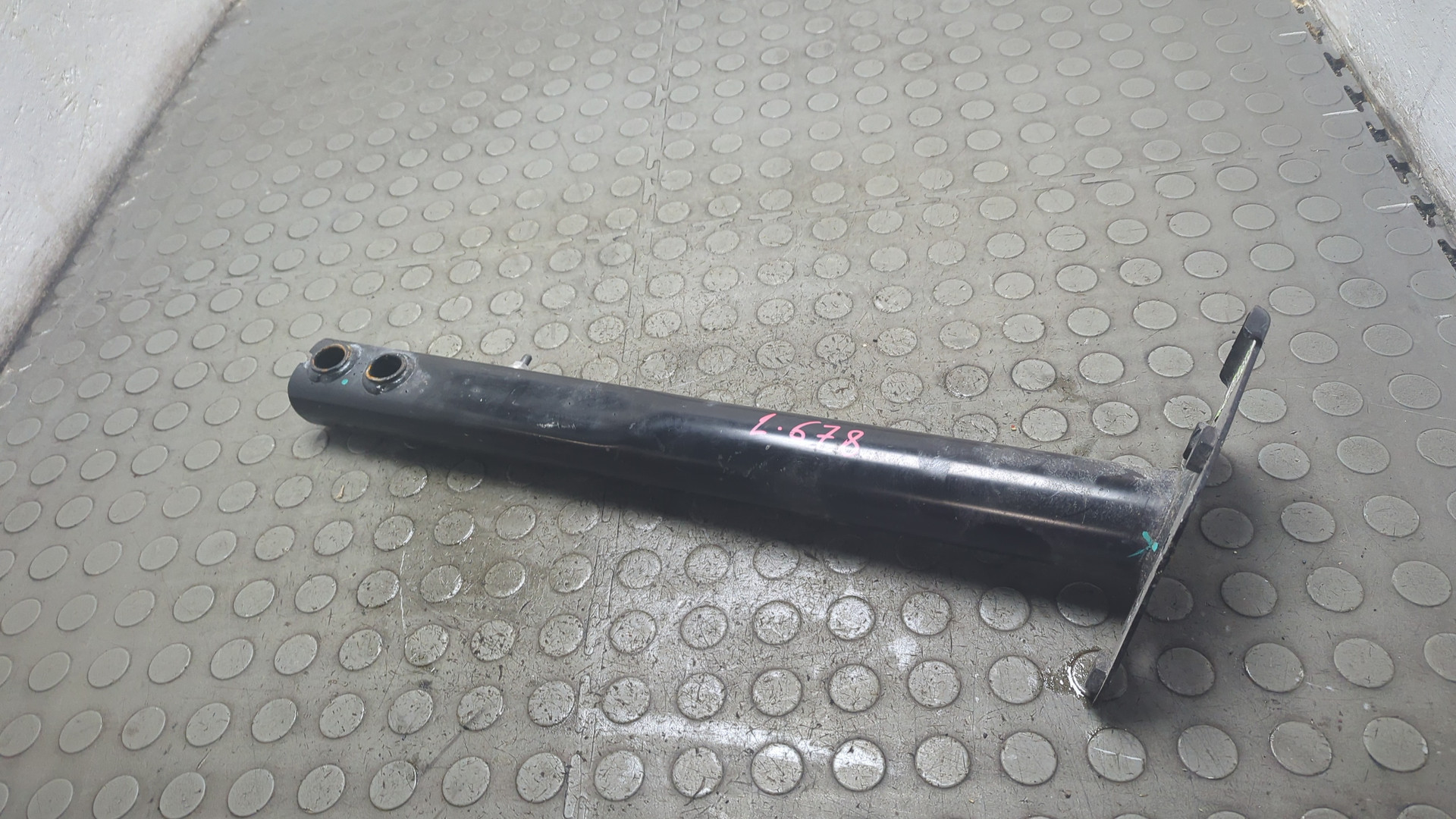 Кронштейн усилителя переднего бампера левый