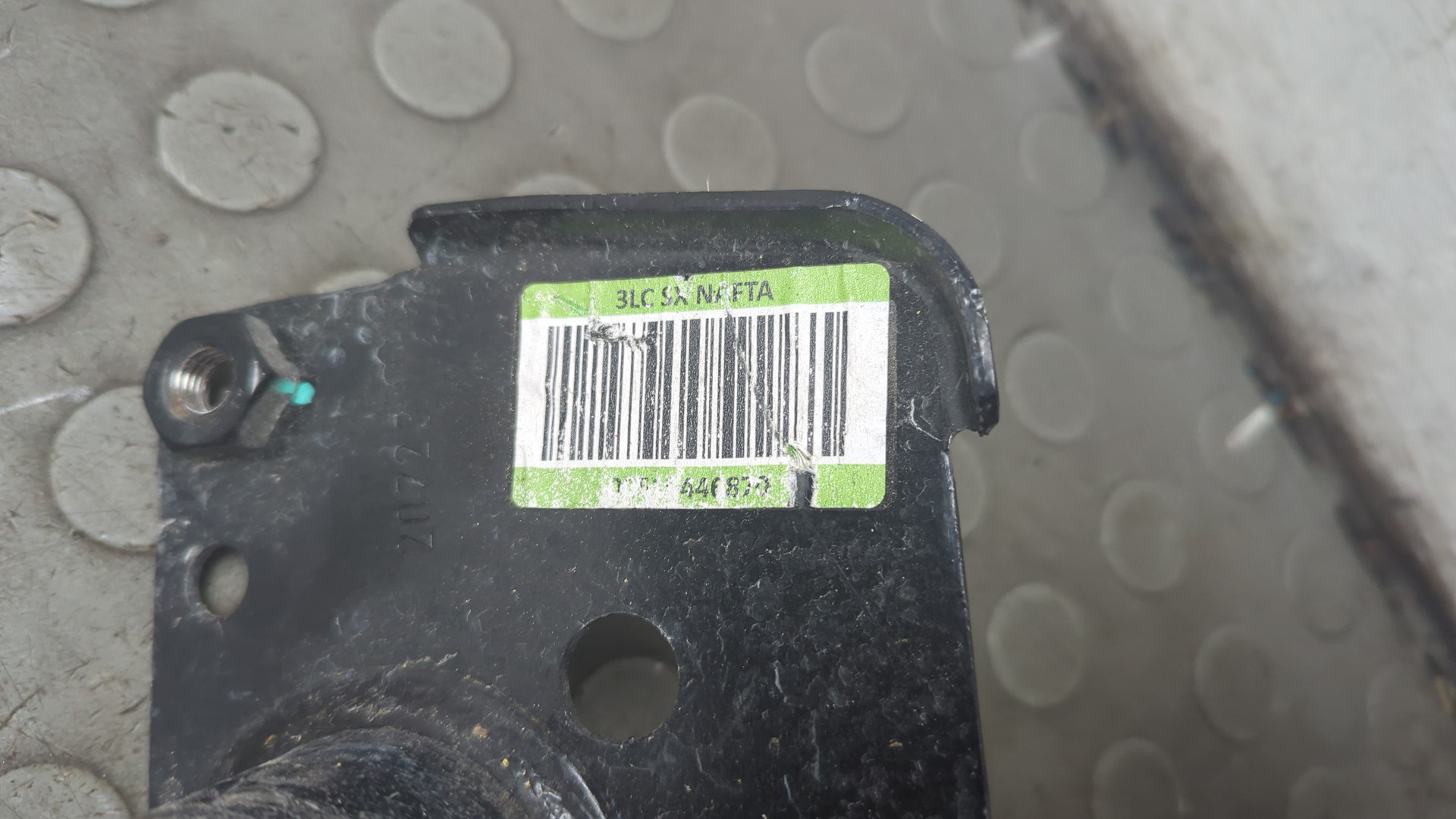 Кронштейн усилителя переднего бампера левый