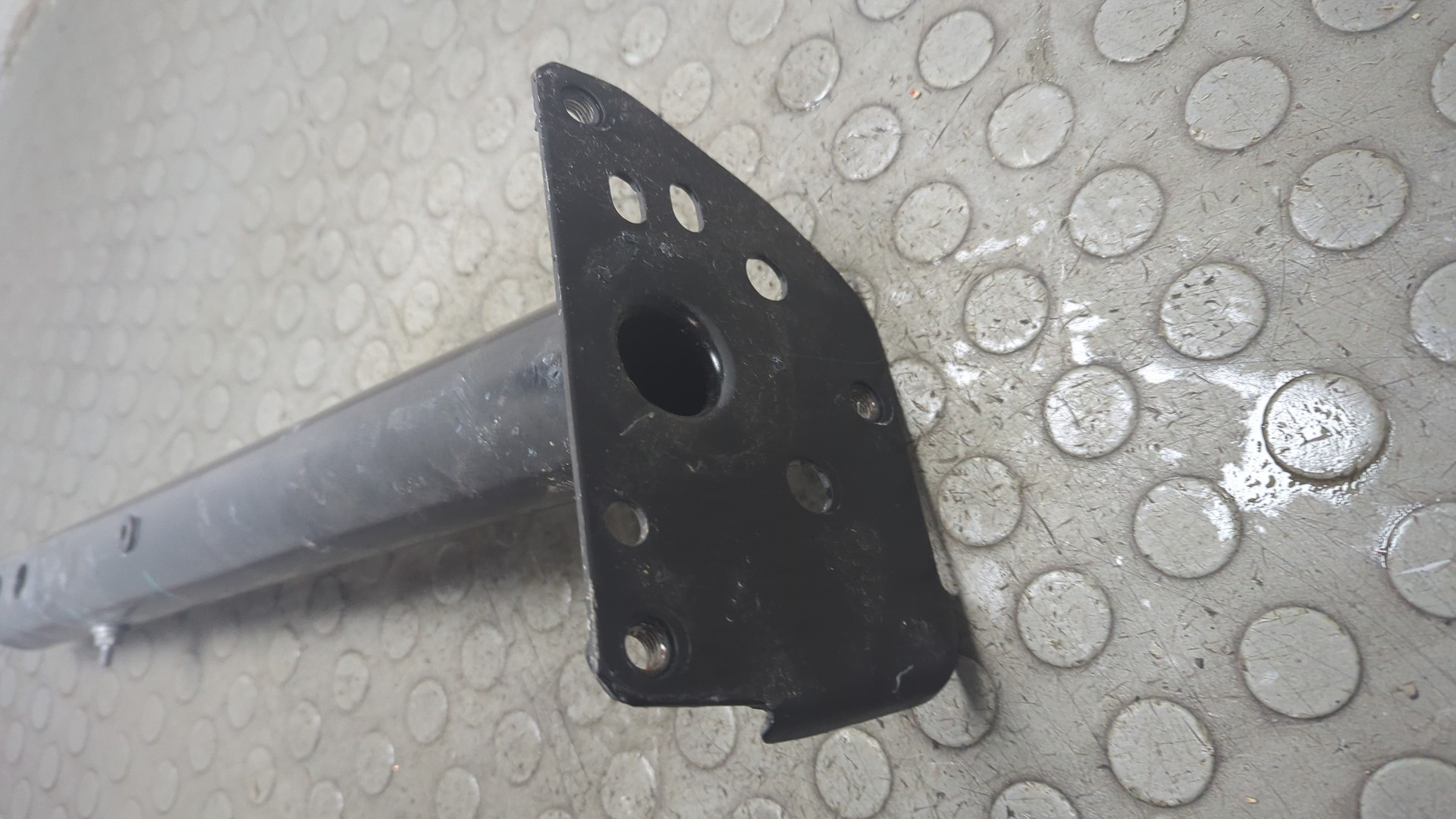 Кронштейн усилителя переднего бампера левый