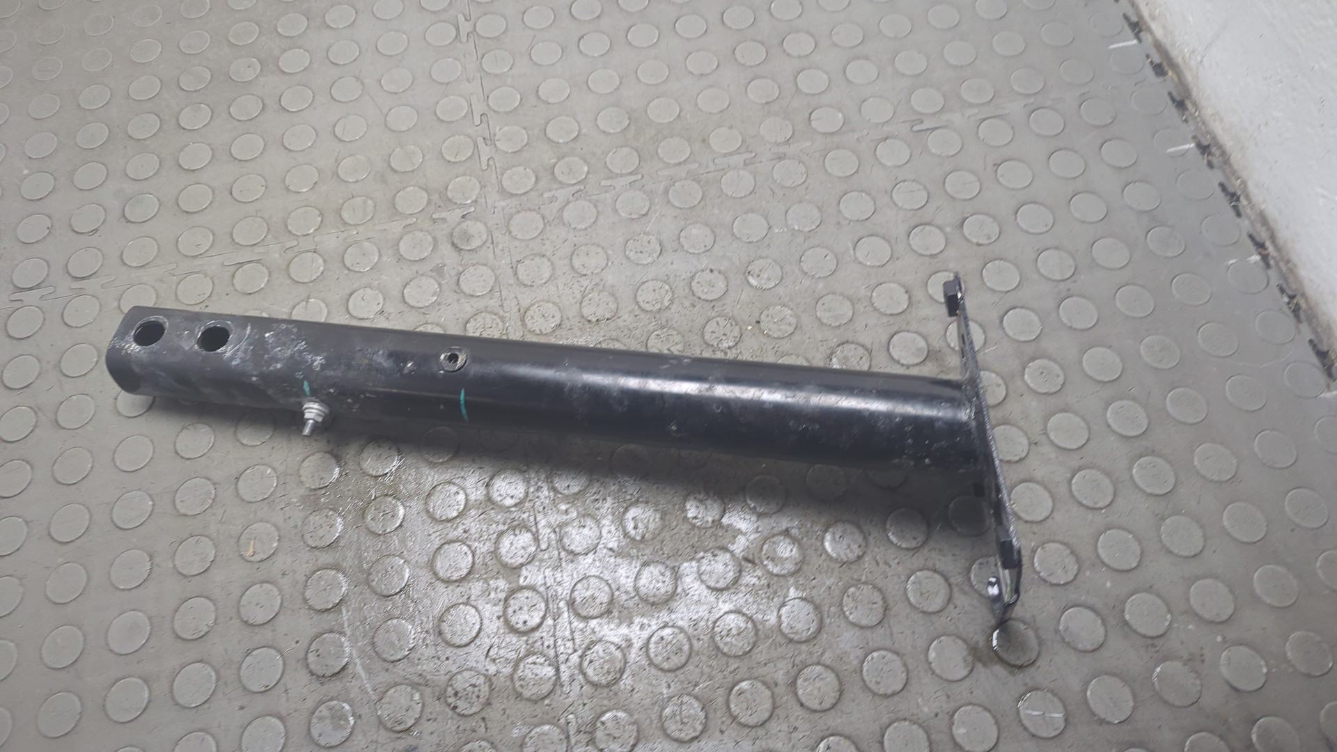 Кронштейн усилителя переднего бампера левый