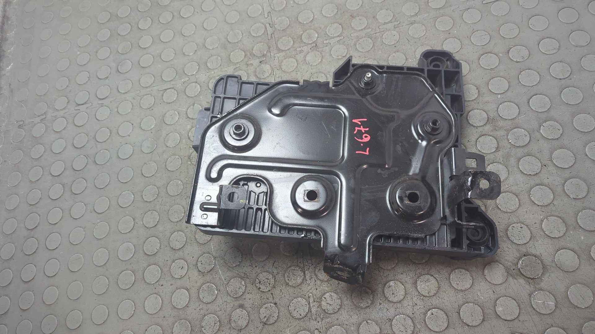 Площадка под аккумулятор (АКБ)