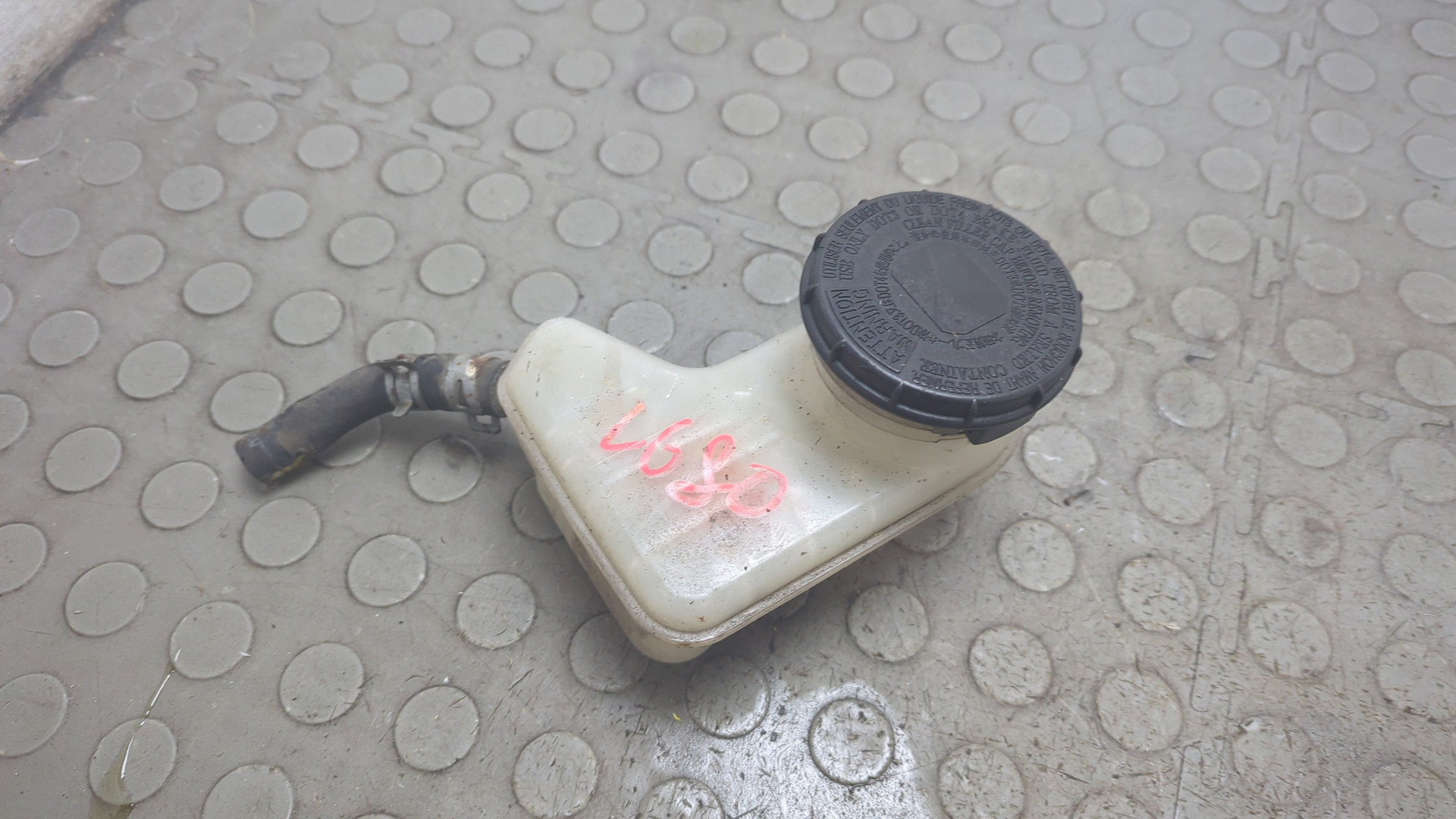 Бачок главного тормозного цилиндра