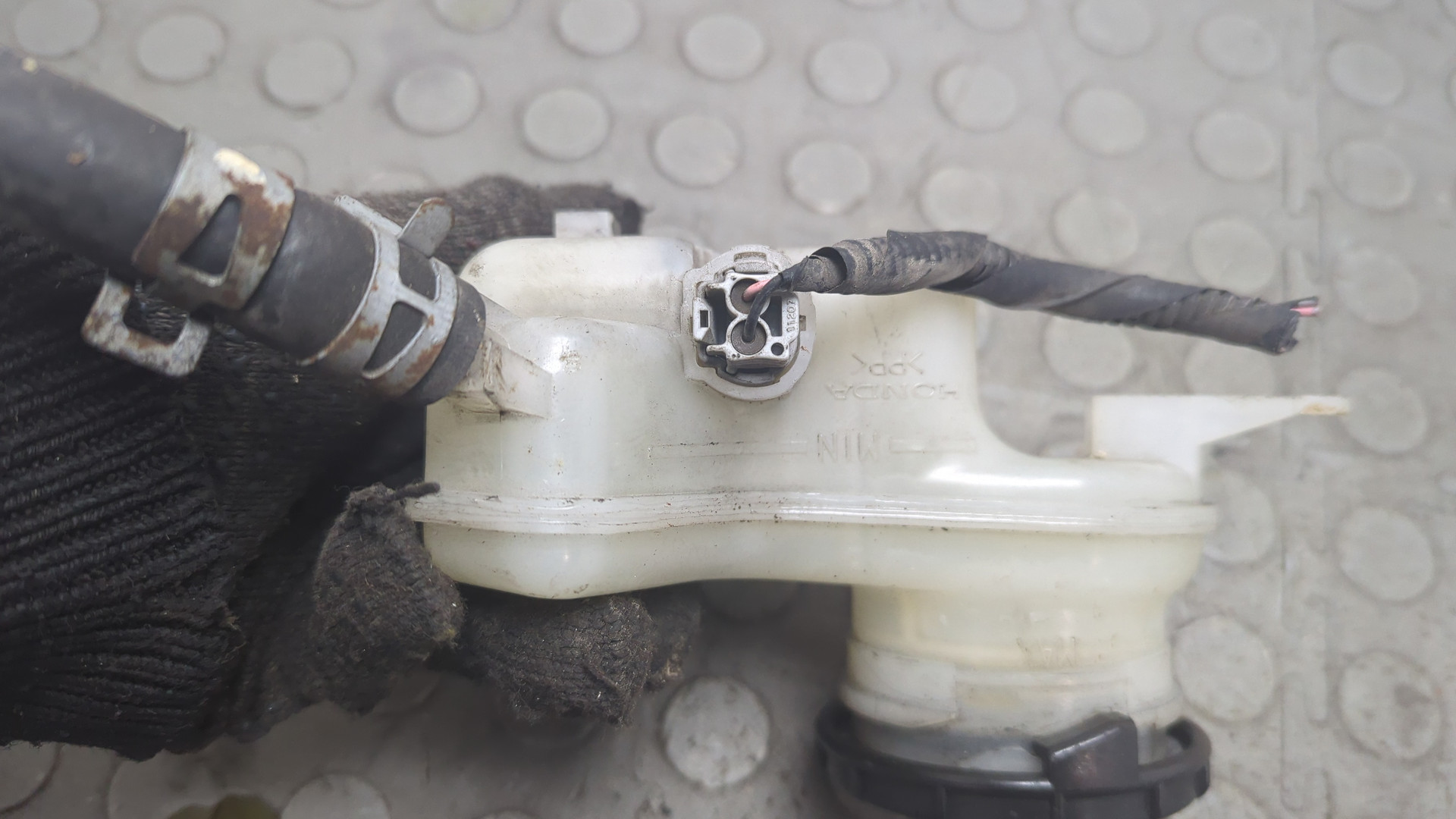 Бачок главного тормозного цилиндра