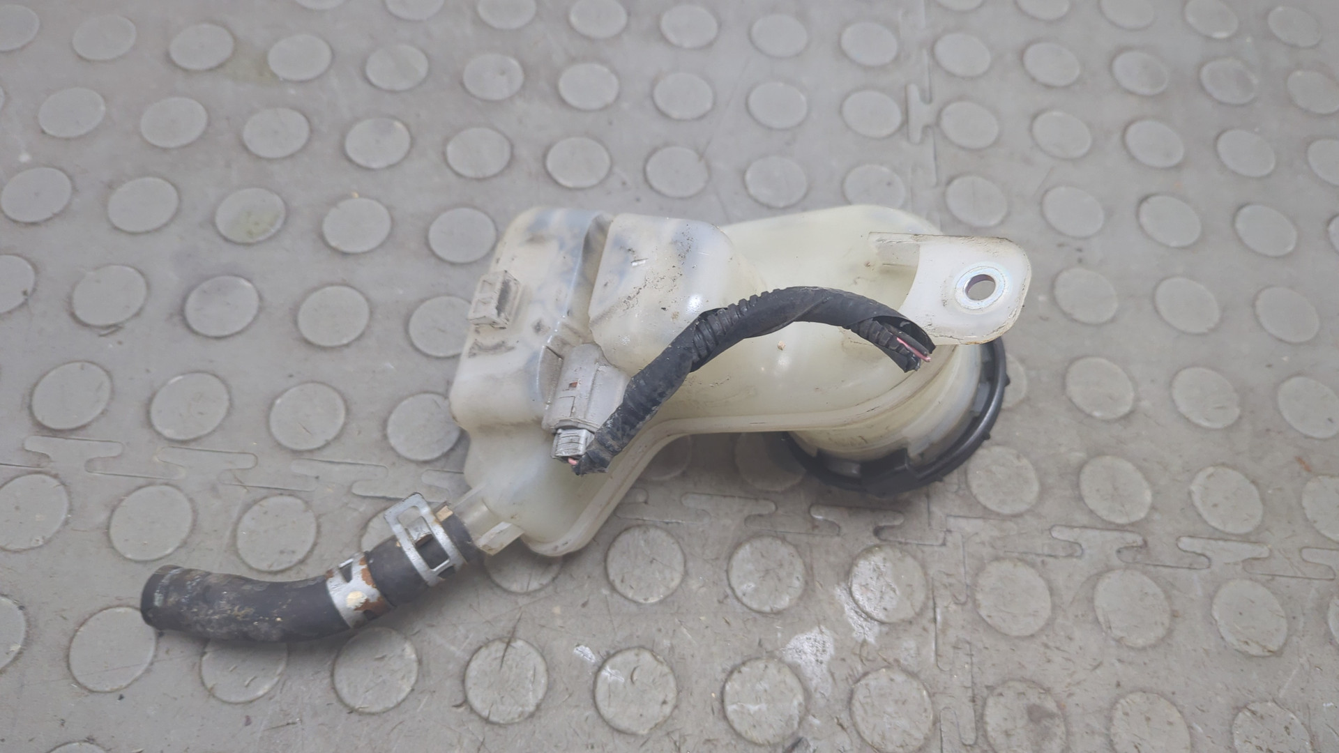 Бачок главного тормозного цилиндра