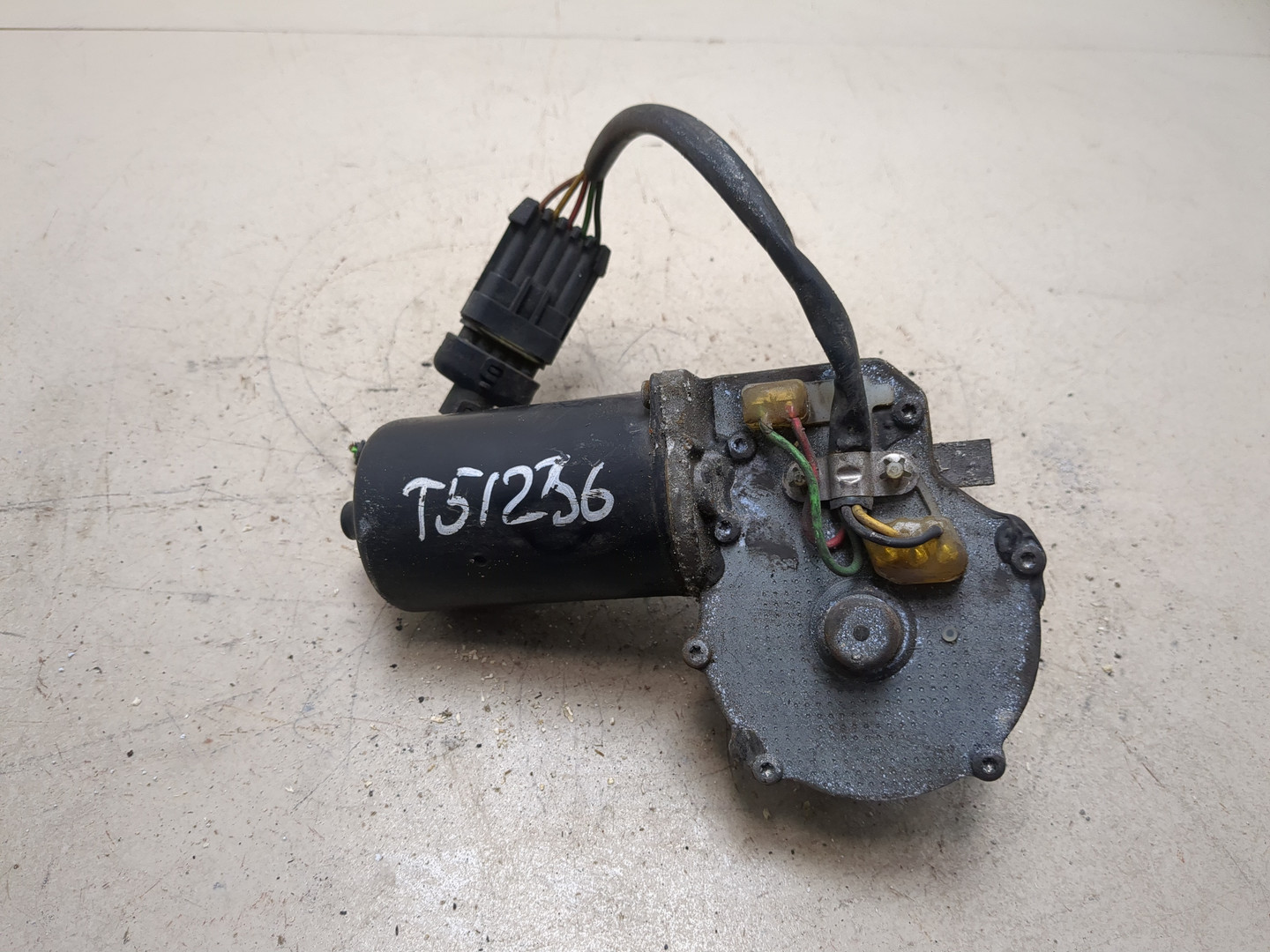 Моторчик стеклоочистителя передний