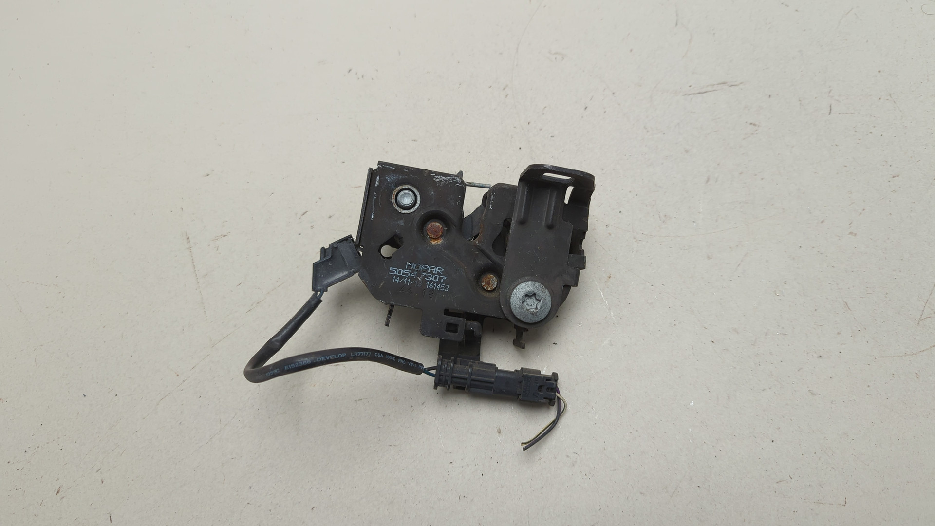 Замок капота