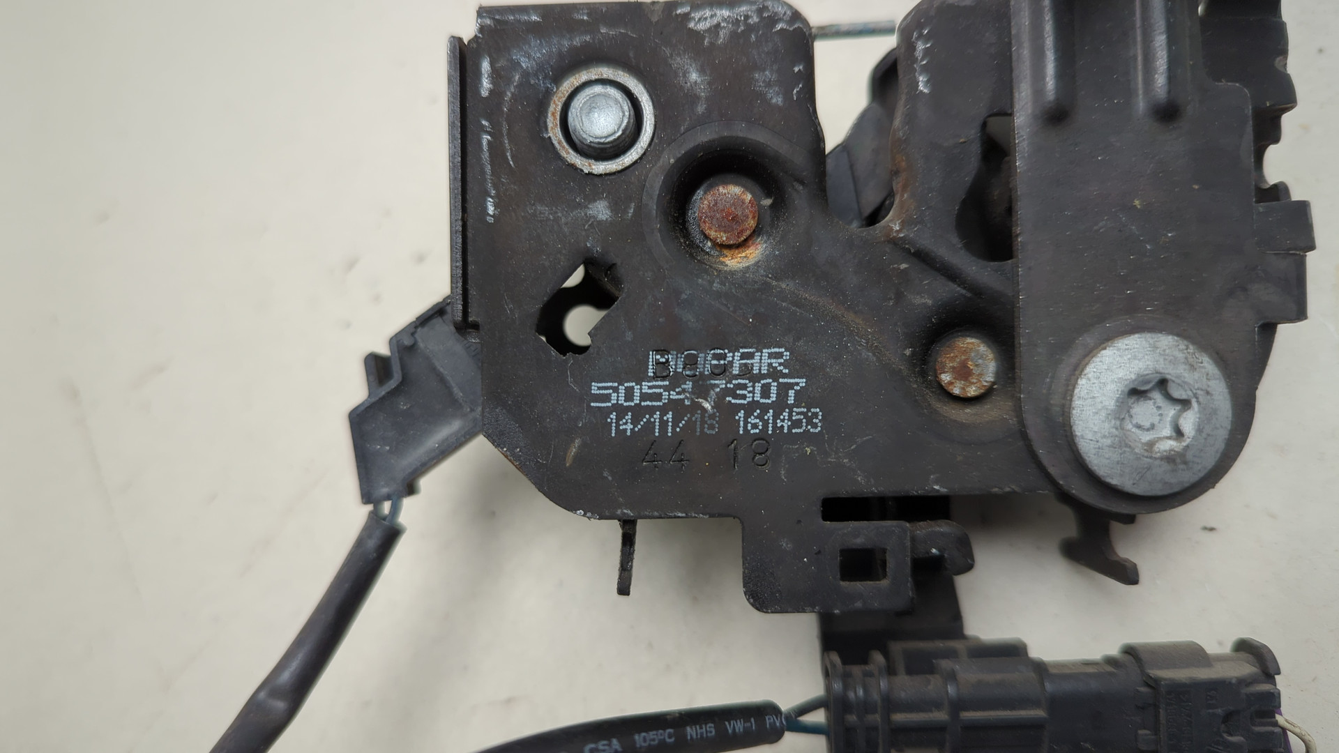 Замок капота