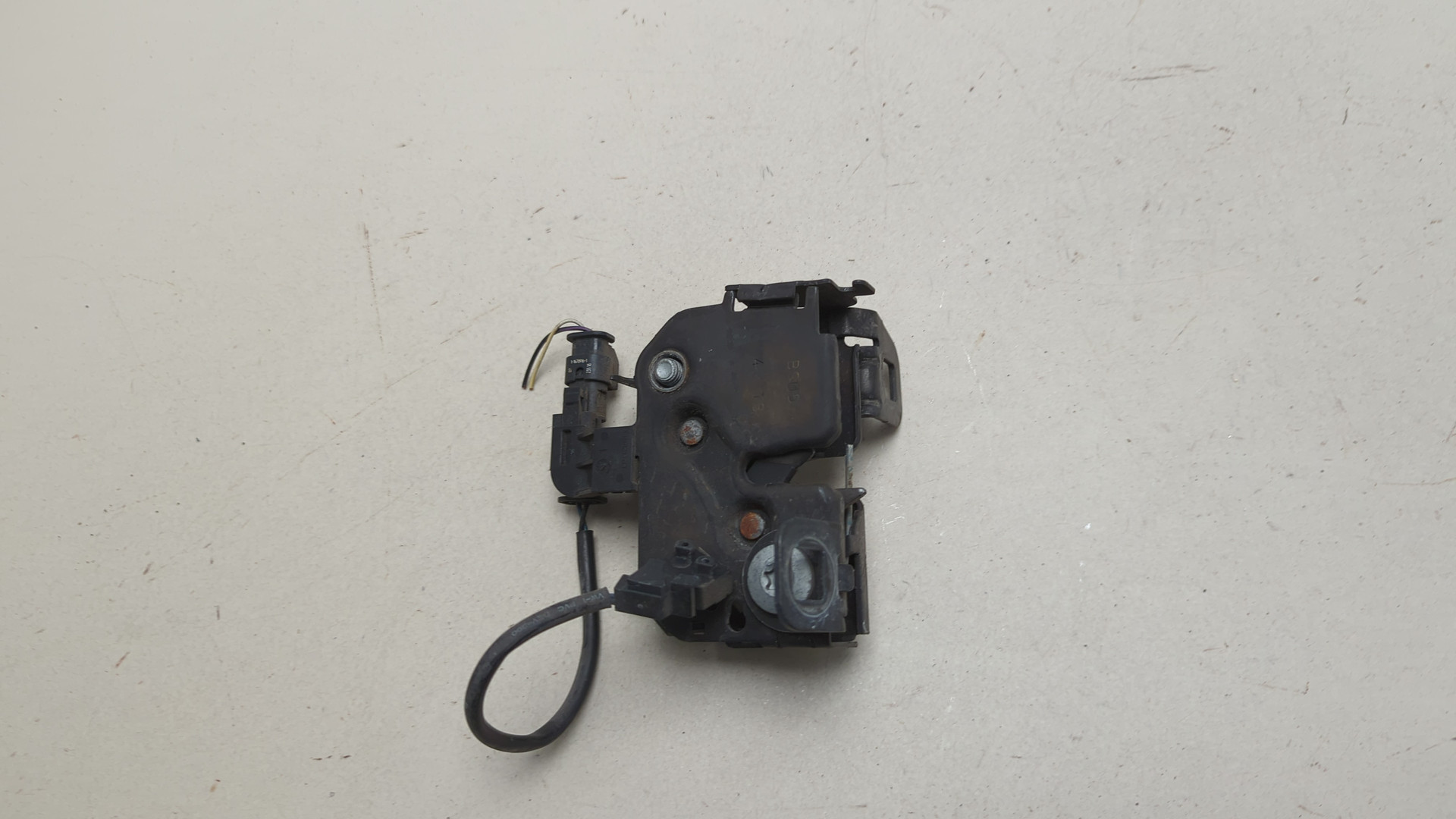 Замок капота