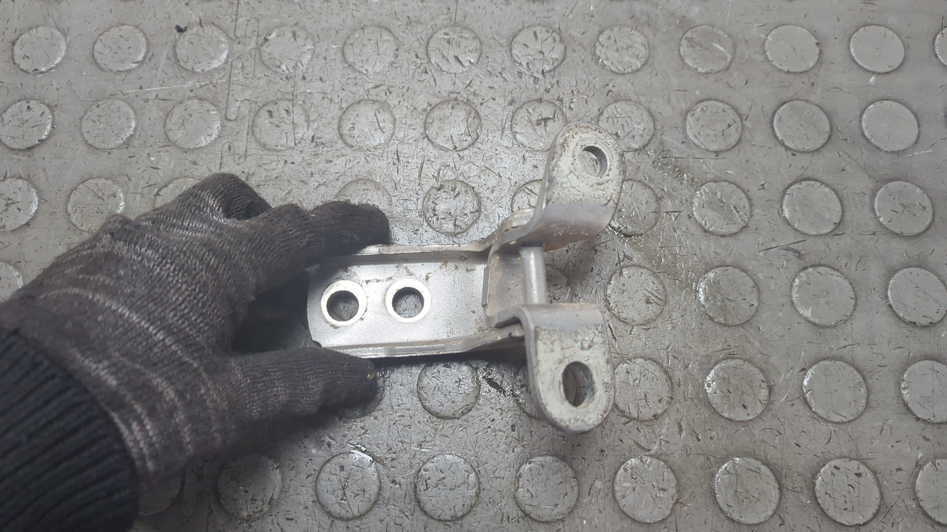 Петля двери