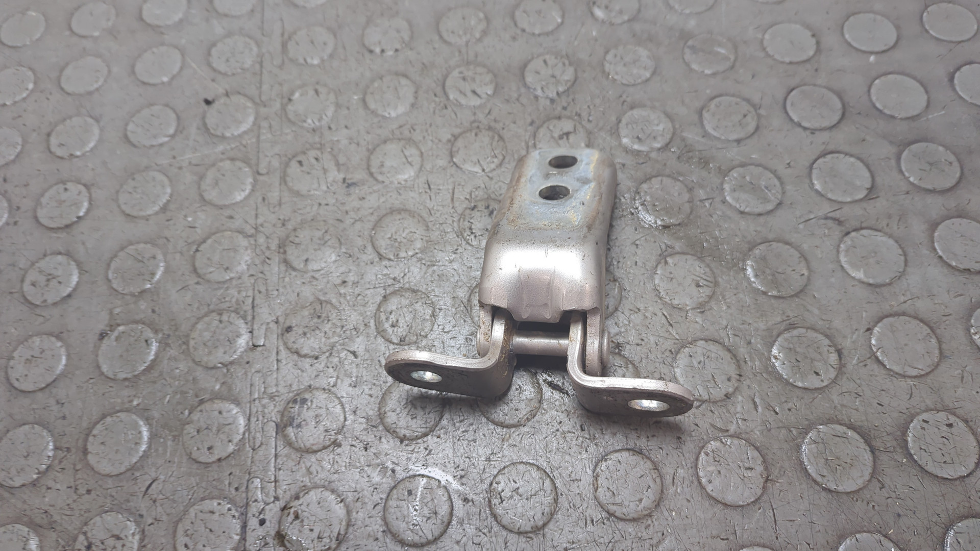 Петля двери