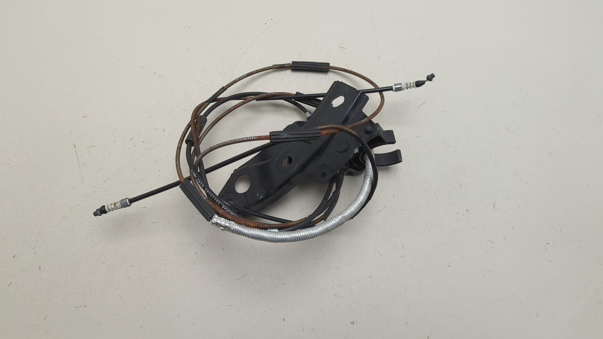 Трос открывания капота