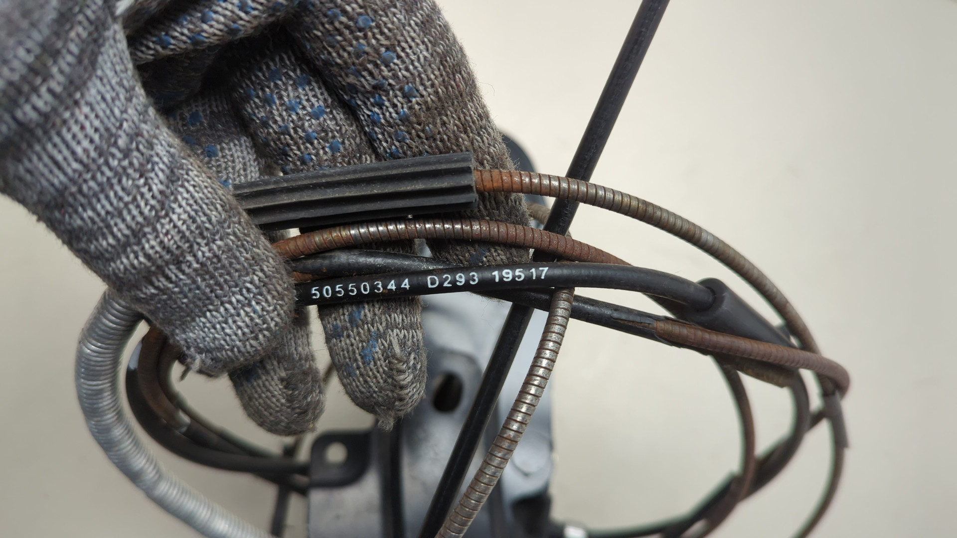 Трос открывания капота