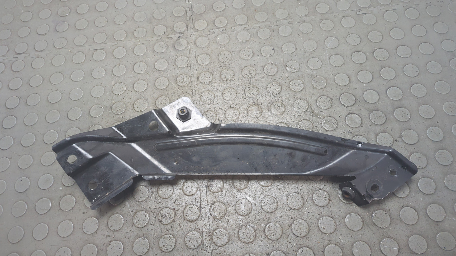 Кронштейн фар правый