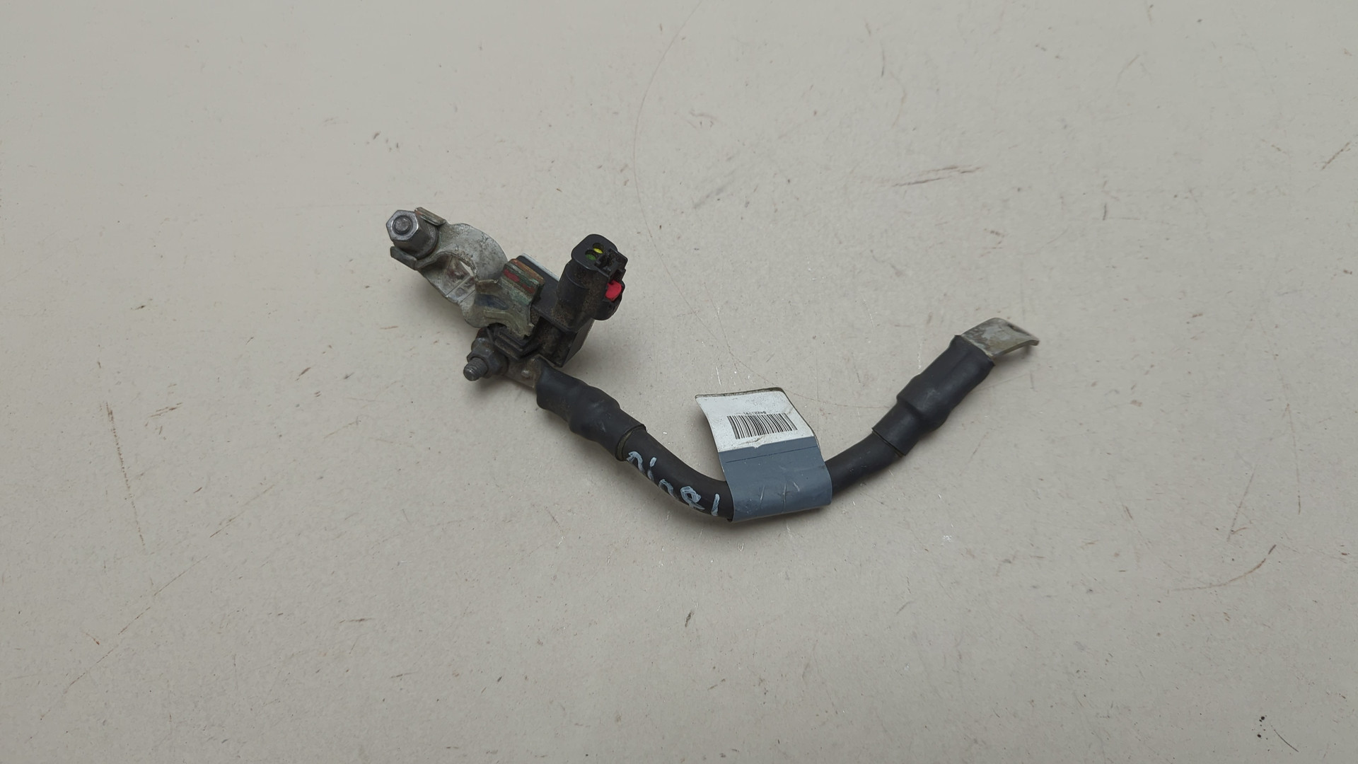 Клемма аккумулятора -