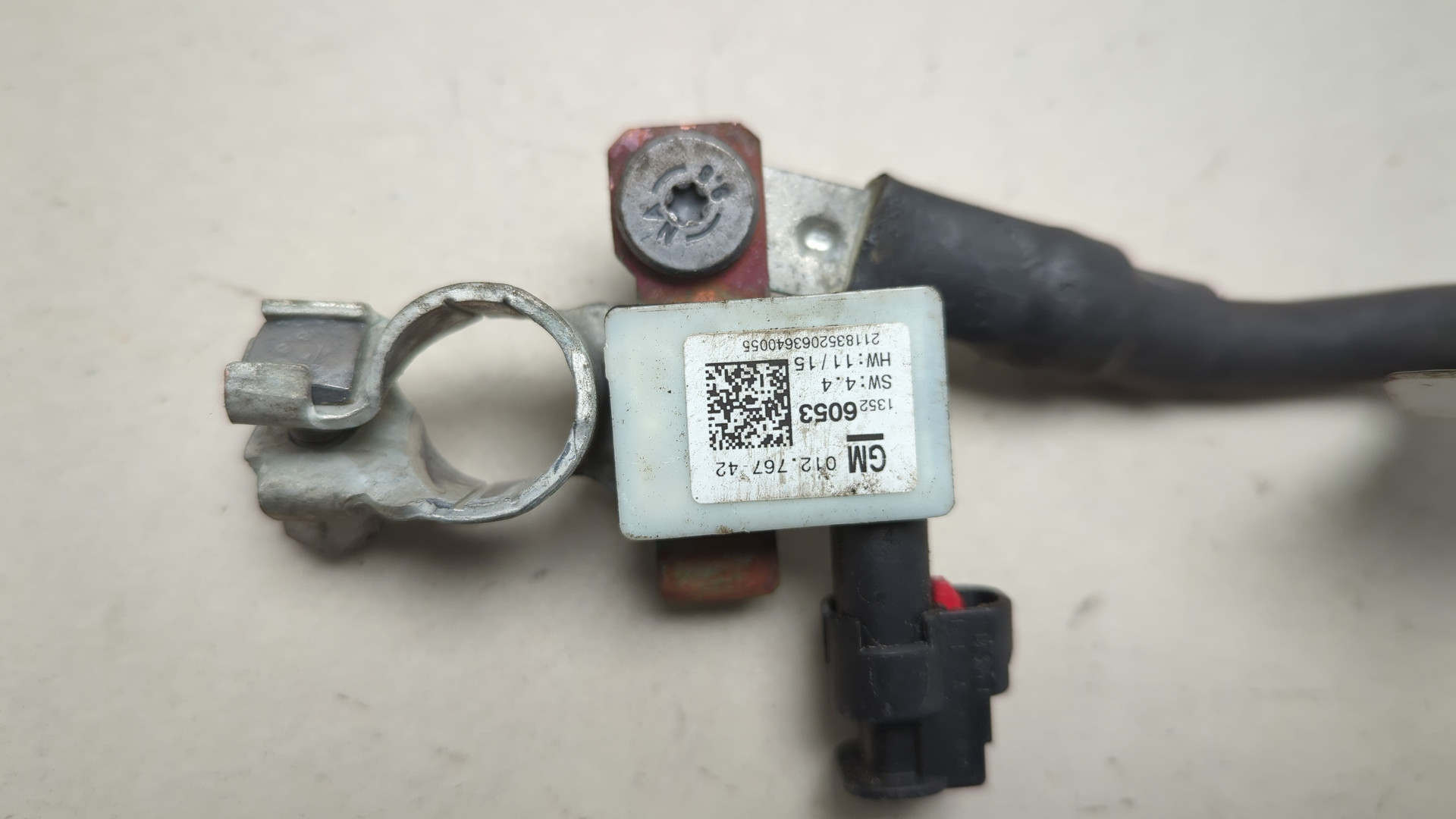 Клемма аккумулятора -