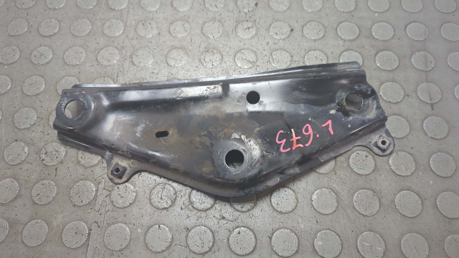 Кронштейн передней балки