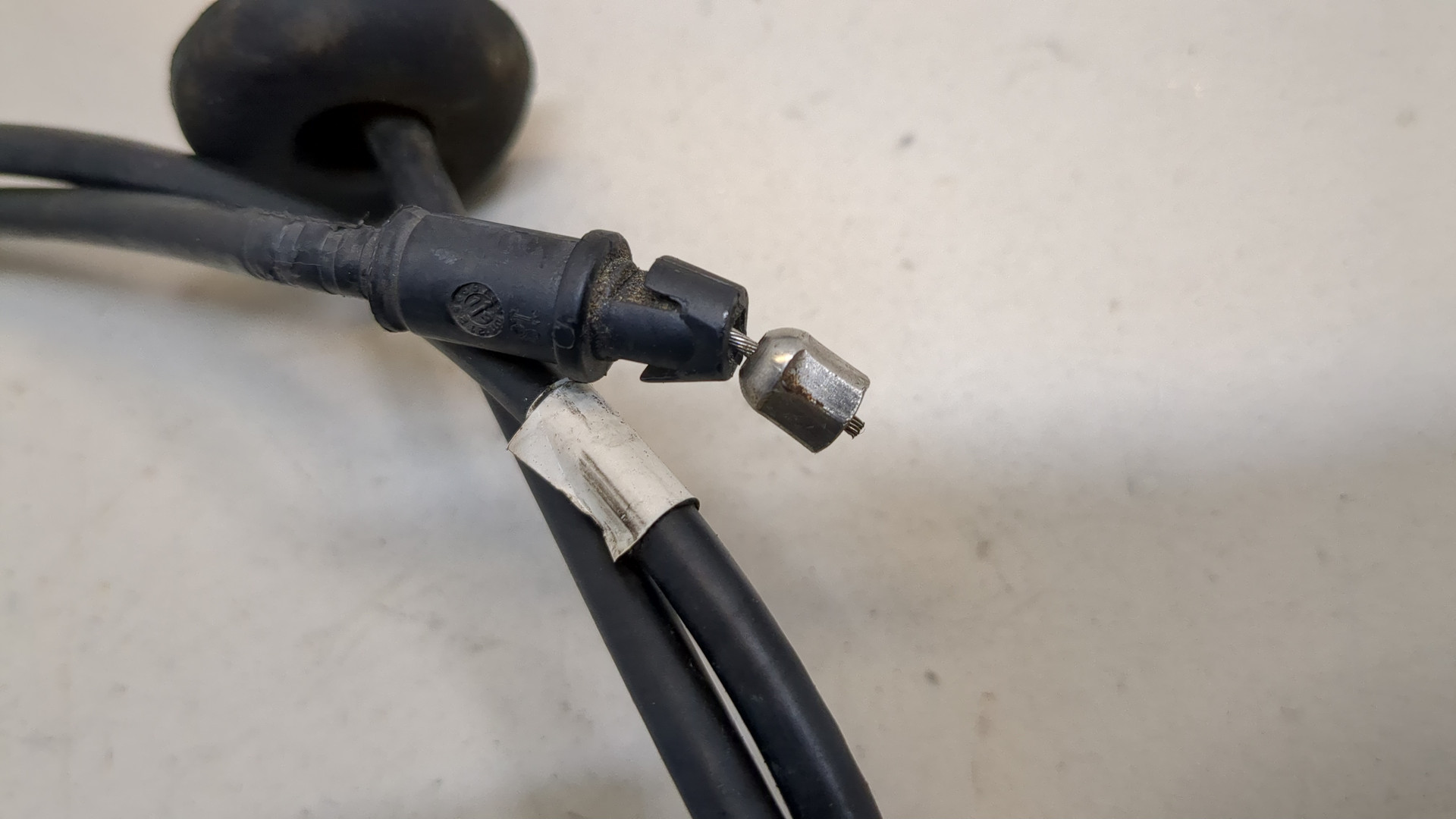 Трос открывания капота