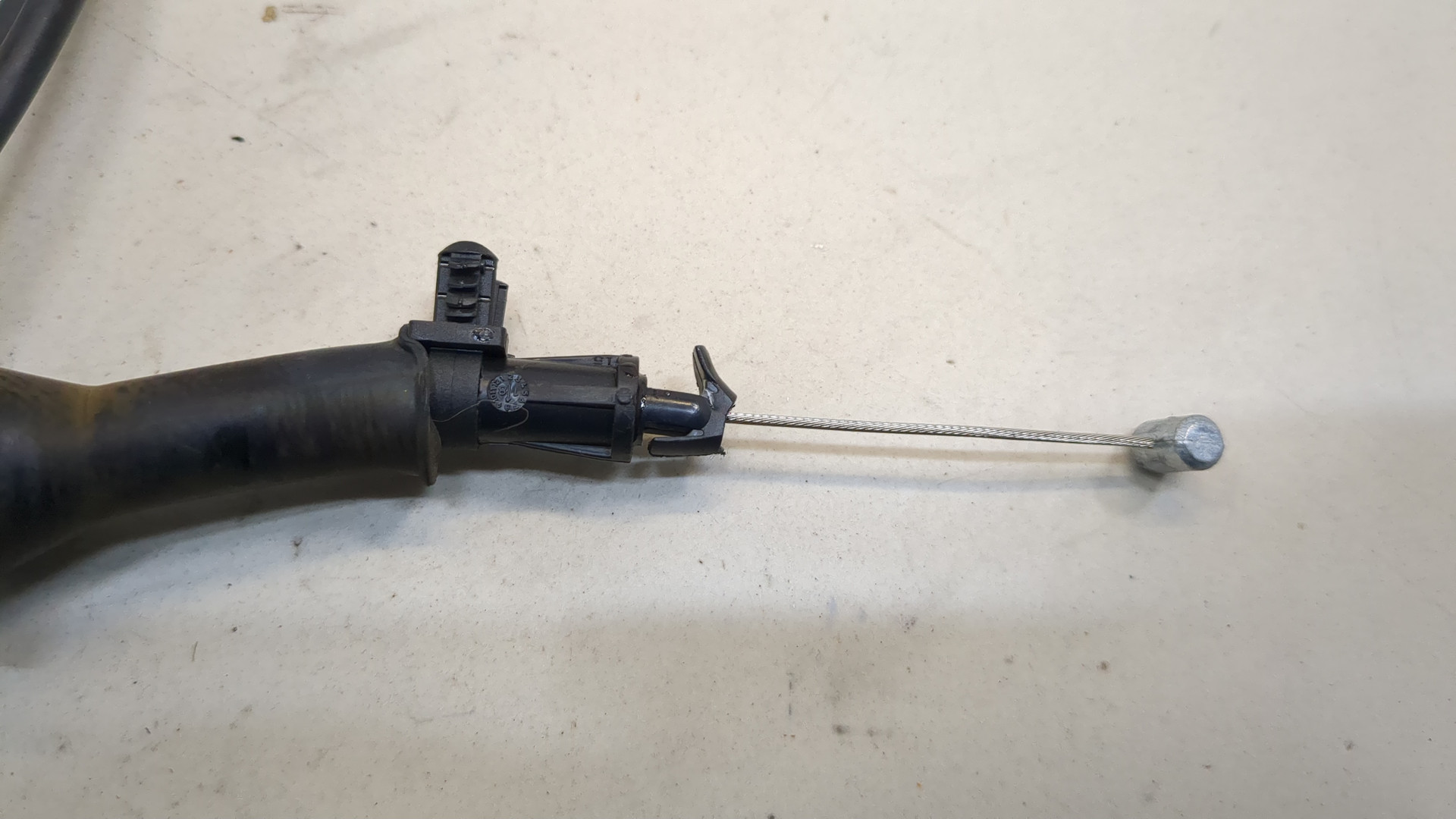 Трос открывания капота