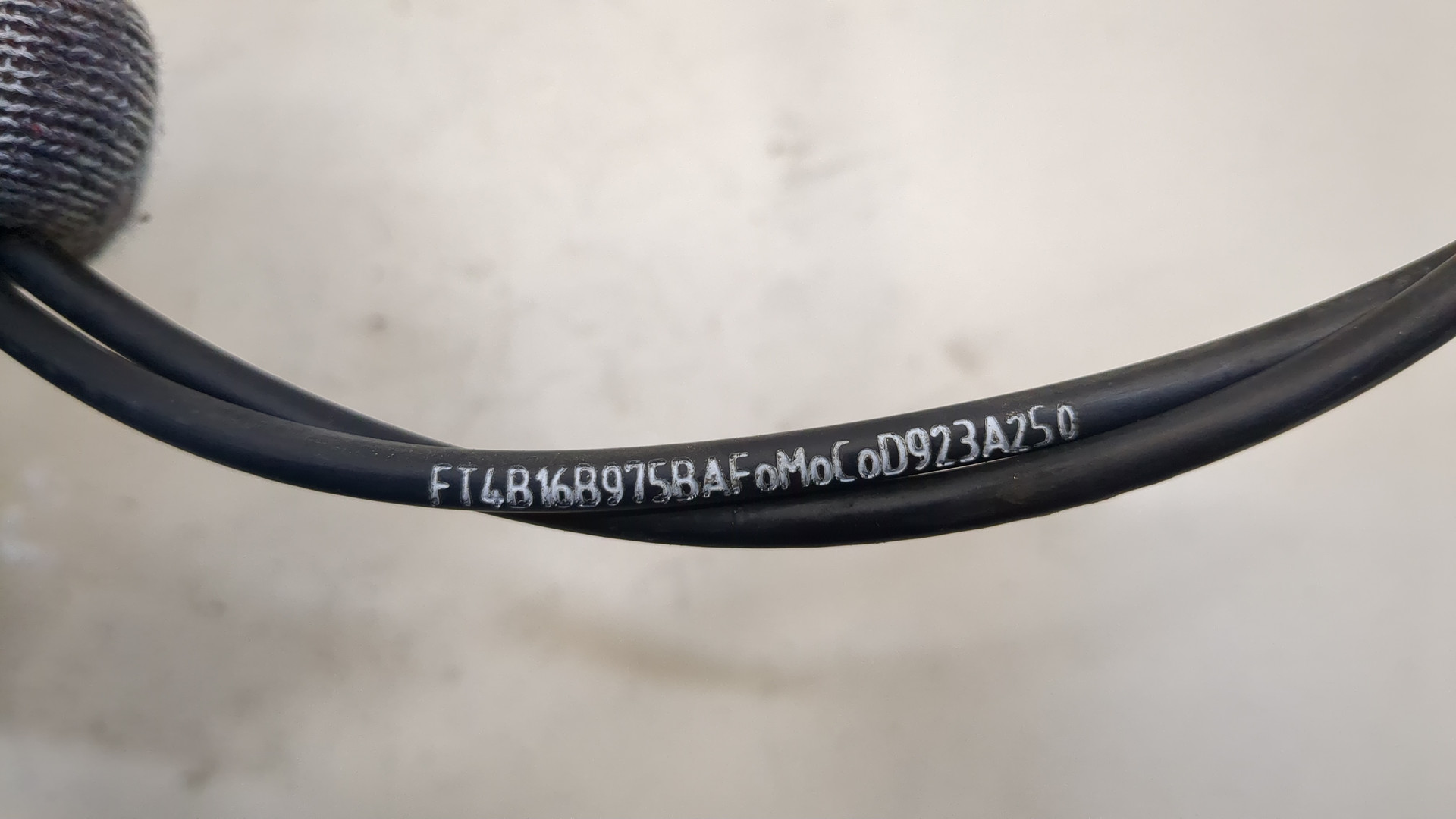 Трос открывания капота