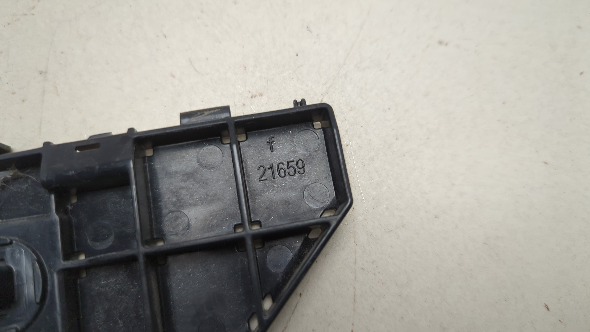 Кронштейн заднего бампера правый