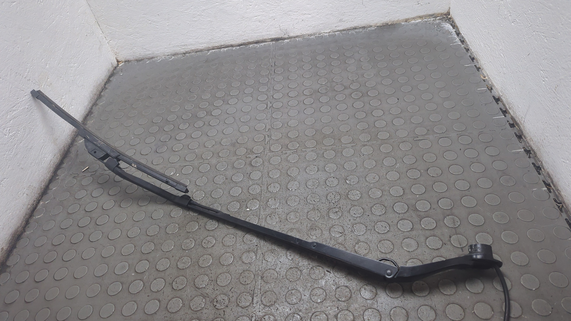 Поводок стеклоочистителя передний левый