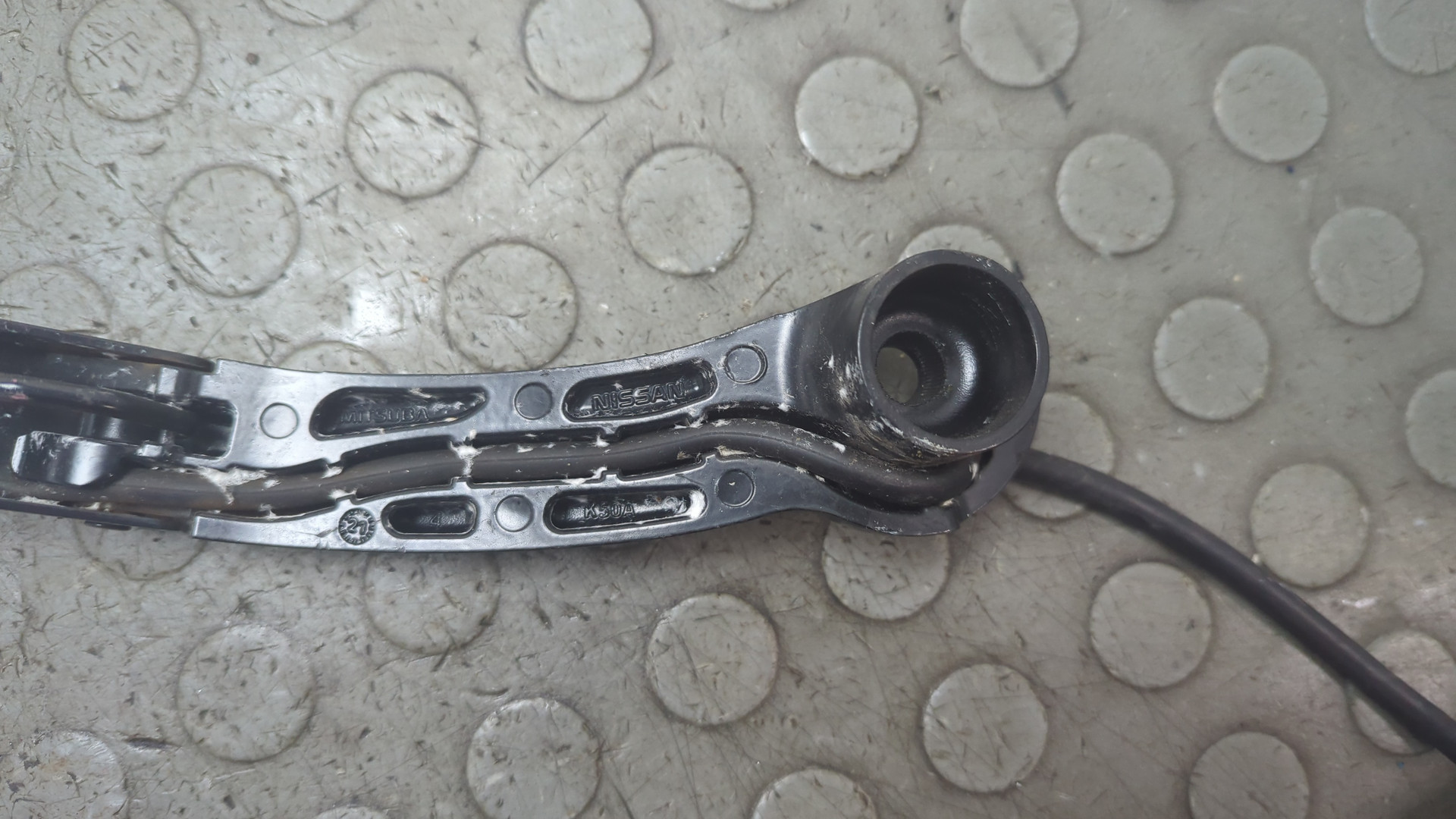 Поводок стеклоочистителя передний левый