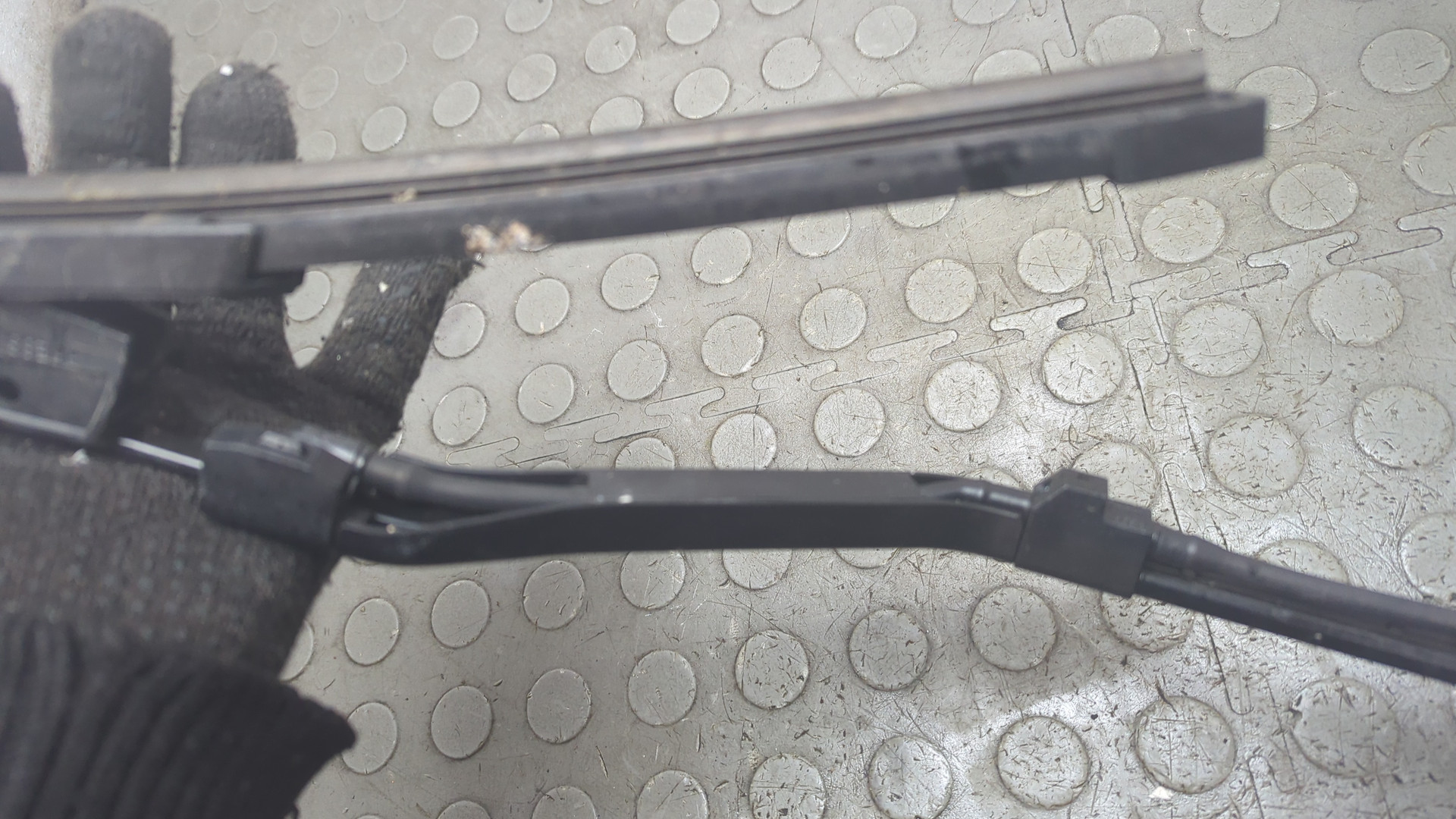 Поводок стеклоочистителя передний левый