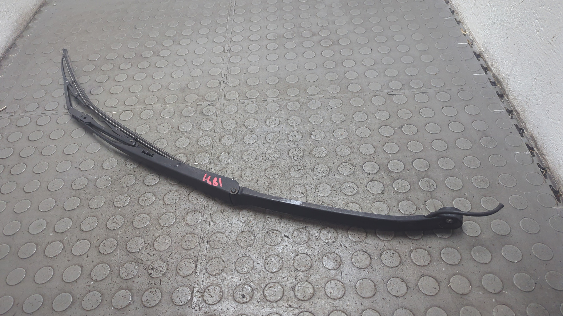 Поводок стеклоочистителя передний правый