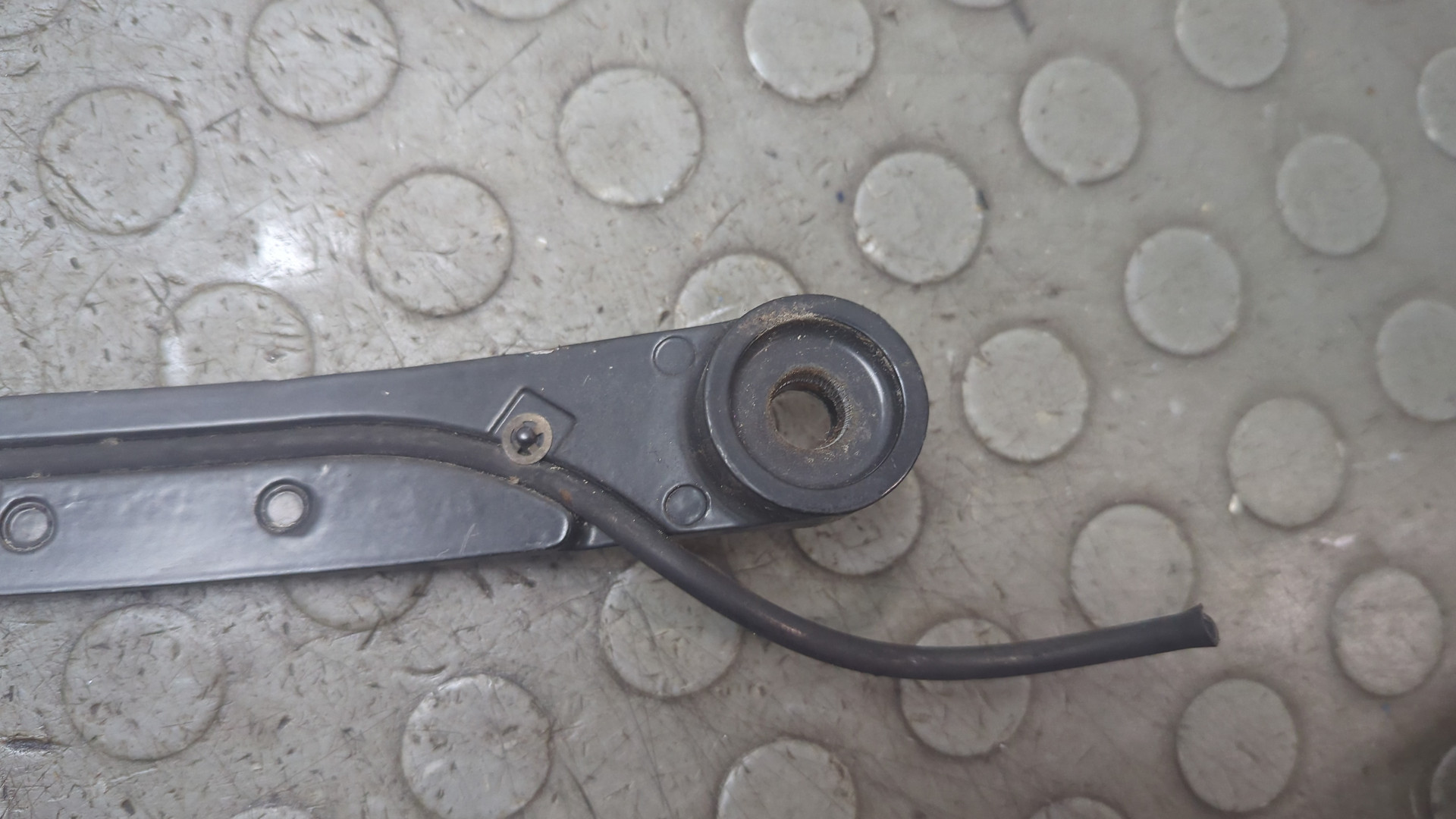 Поводок стеклоочистителя передний правый